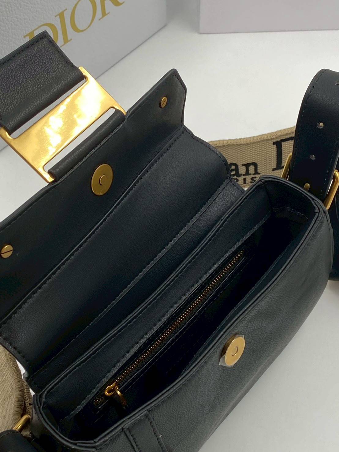 ORI หนังแท้ | DIOR Small Streetchic Bag Black Vintage Smooth Leather กระเป๋าสะพายนิยามใหม่ของดีไซน์อันเป็นเอกลักษณ์ ฝาพับแบบแม่เหล็กสีทองโบราณสลักลาย Christian Dior Paris และห่วง D-ring ทันสมัย