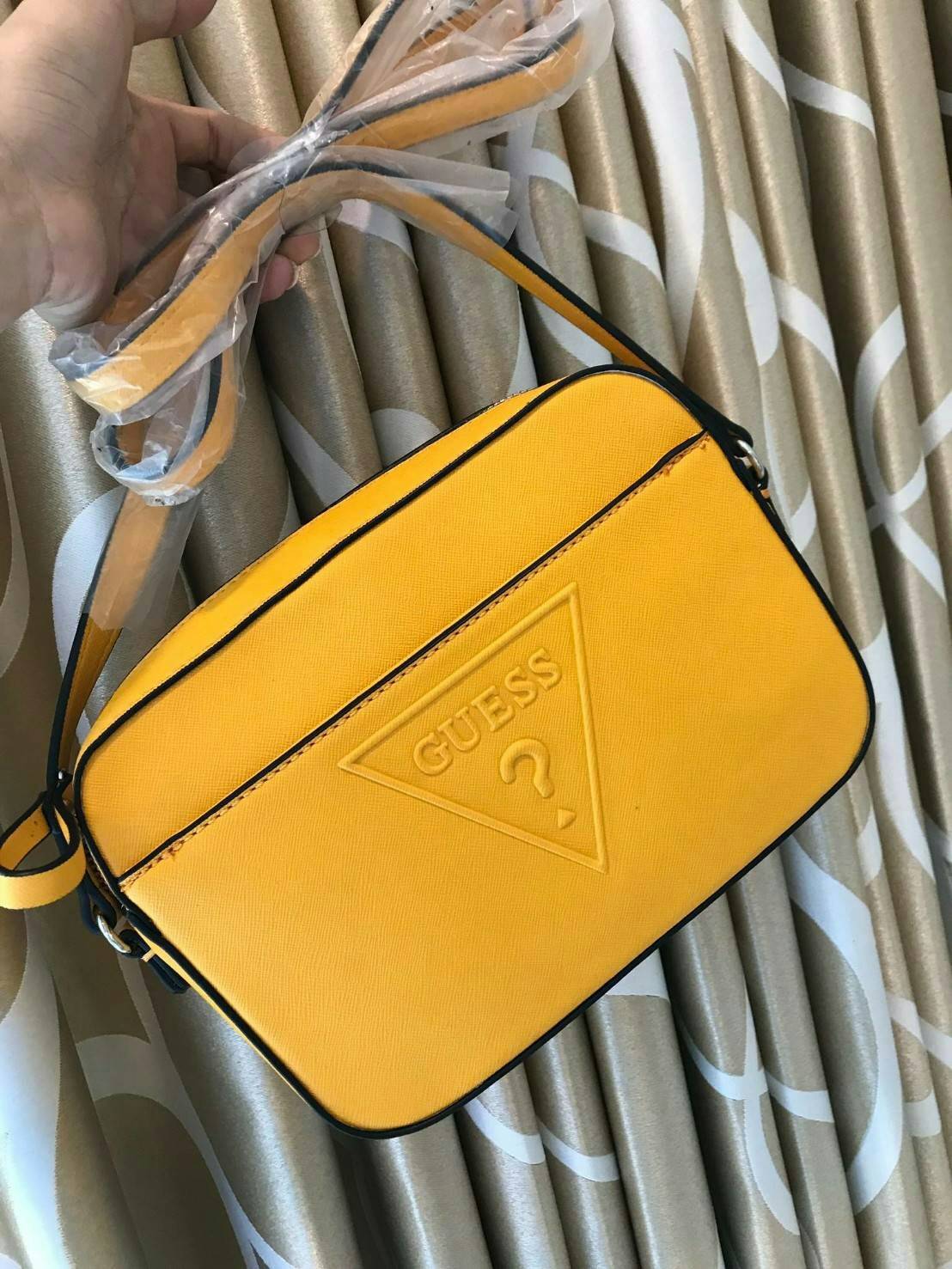 GUESS CROSSBODY BAG กระเป๋าสะพายรุ่นใหม่ ทรงเหลี่ยมตั้งอยู่ทรง วัสดุหนังSaffiano ด้านหน้าปั้มลายโลโก้นูน เปิดปิดด้วยซิปเดียวด้านบน ภายในกว้างใส่กระเป๋าสตางค์ใบยาวได้ ด้านหน้ามีช่องเล็ก1ช่อง ภายในมีช่องซิปเล็ก1ช่อง แยกเป็นสัดส่วน ด้านในบุผ้าลายสกรีน น้ำหนั