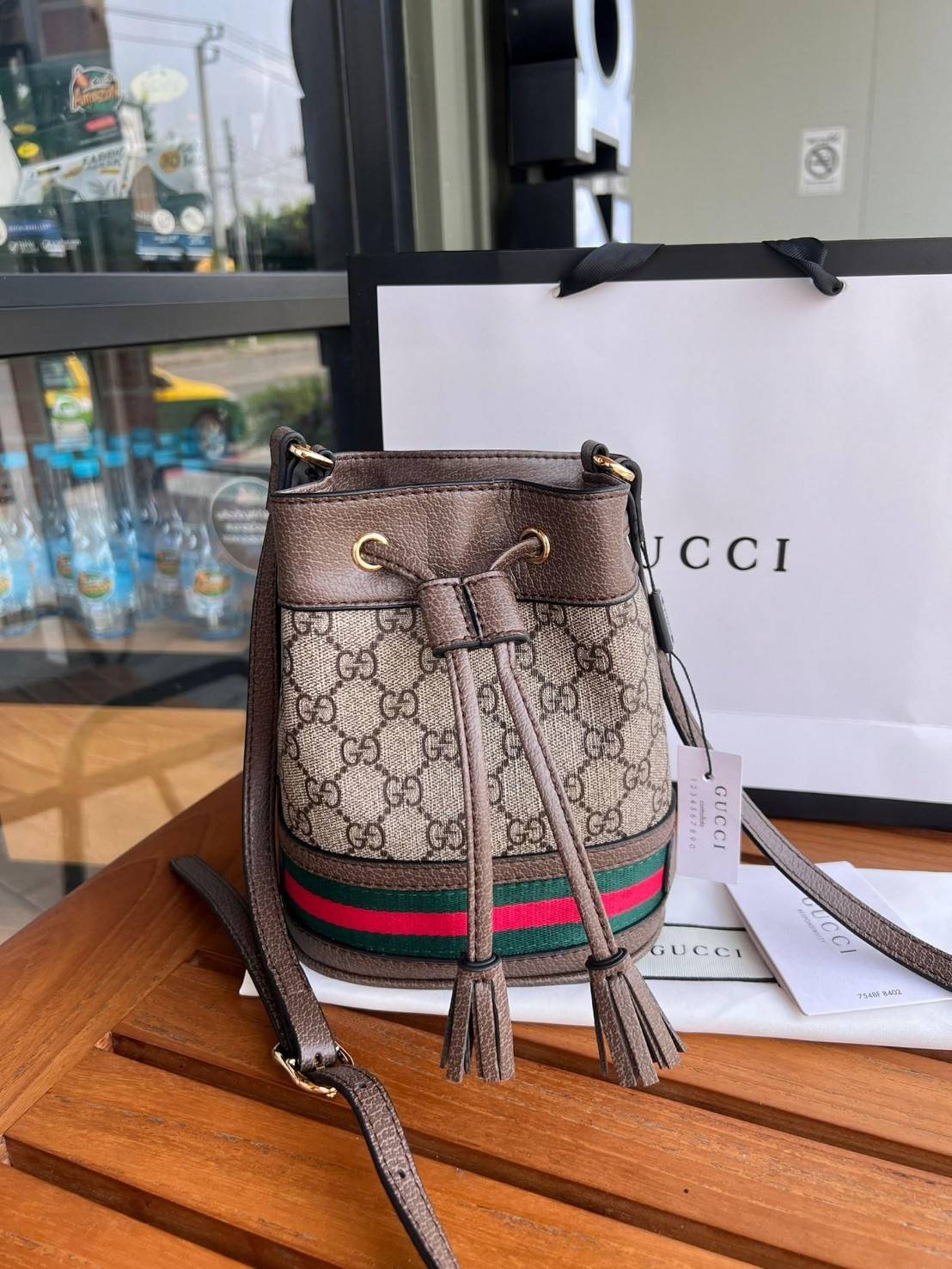 GUCCI Ophidia mini small GG bucket bag กระเป๋าถือหรือสะพายข้าง ขนาดเล็ก ทรงขนมจีบ วัสดุผ้าใบ+หนังแท้ พร้อมแถบลายทางสีเขียวและสีแดงด้านล่าง ด้านในโล่ง มี1ช่องเล็ก สายยาวถอดสายไม่ได้ ปรับระดับได้ ใบนี้เรียบหรูดูดีสุดๆไม่ควรพลาดค่า