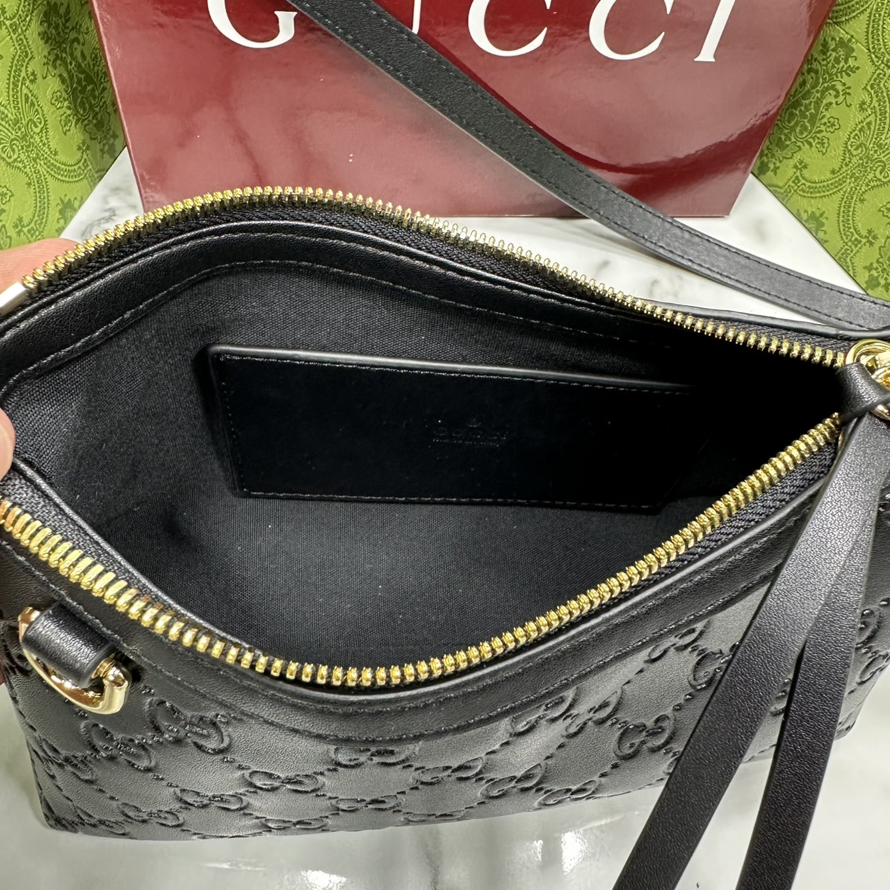 ORI หนังแท้ | Gucci GG Emblem small shoulder bag กระเป๋าสะพายทรงพอช ถือ/คล้องไหล่เก๋ๆหรือสะพายข้างได้ ทรงสวยคลาสสิค มีอะไหล่ห่วงสำหรับห้อยพวงกุญแจได้ เป็นไอเท็มต้องมีและยกเป็น everyday bag ได้เลย