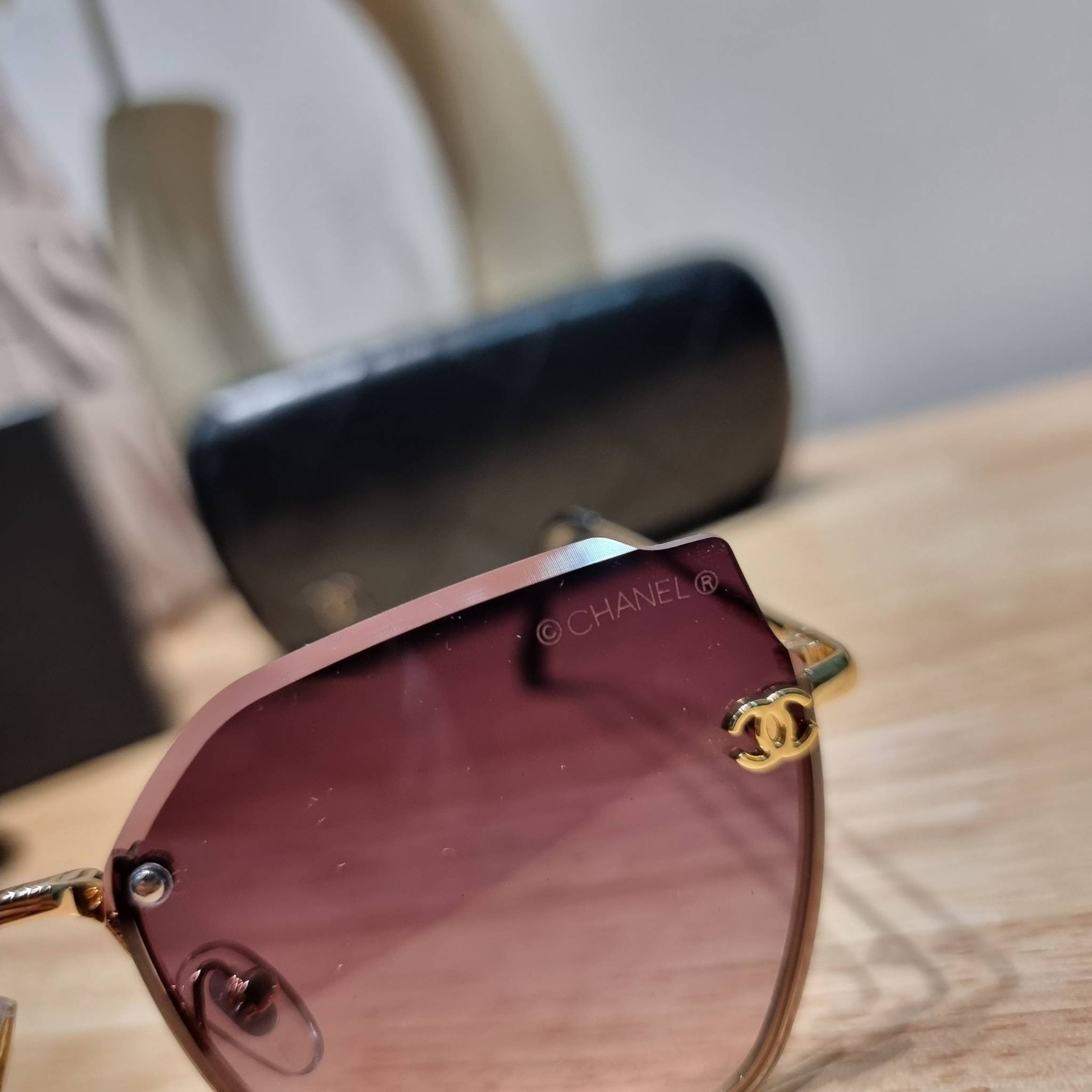 Chanel Sunglasses UV protection gift Box set สุดคุ้ม มาพร้อมอุปกรณ์ครบเซ็ท ดีไซน์ชิคมากแม่!! รับรองไม่ซ้ำใคร ใส่เสริมโหงวเฮ้ง ดูผู้ดี มีพกติดตัวไว้ไม่ตกเทรนด์ ใช้ได้ทุกโอกาส