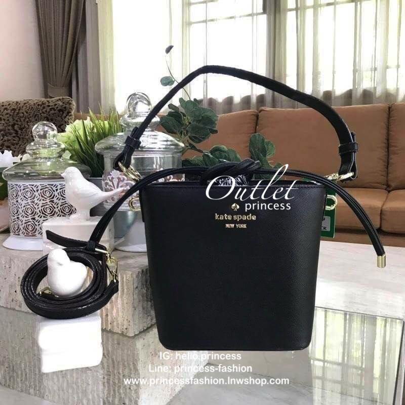 Kate Spade New York Cameron Street Pippa Bag กระเป๋าถือหรือสะพายรุ่นใหม่ล่าสุดจาก Kate Space Factory Outlet ดีไซน์ทรงถัง เปิดปิดด้วยหูรูด Drawstring ด้านหน้าประดับโลโก้เเบรนด์อะไหล่ทอง ภายในมีช่องใส่ของสามารถใส่กระเป๋าสตางค์ใบยาว มือถือ ของใช้ได้จุ พร้อมส