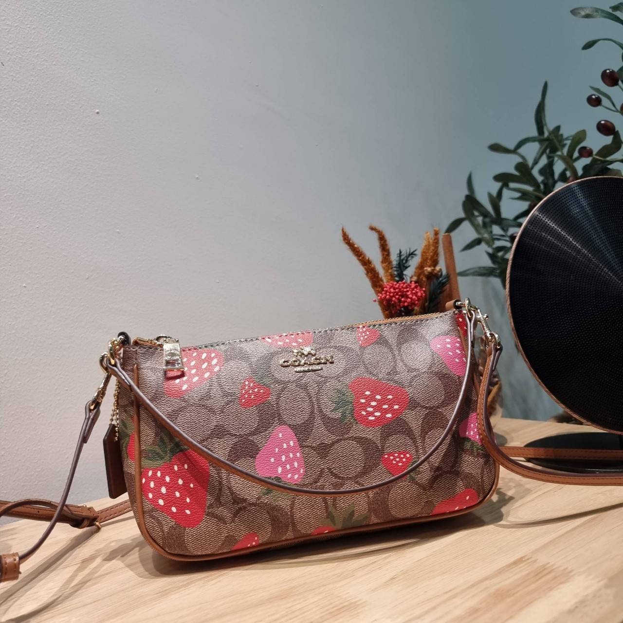 COACH F58321 TOP HANDLE POUCH คอลเลคชั่นสุดฮิต กับดีไซน์ใหม่ น่ารักน่าใช้ทุกแบบ กระเป๋าพอชทรงใช้งานง่าย สะดวก กะทัดรัด วัสดุหนังแคนวาสเคลือบคุณภาพ มาพร้อมสายคล้องในตัว และสายสะพาย crossbody ปรับเปลี่ยนได้ตามสไตล์ อีกหนึ่งไอเท็มที่สาวๆต้องมี ในราคาสุดคุ้ม 