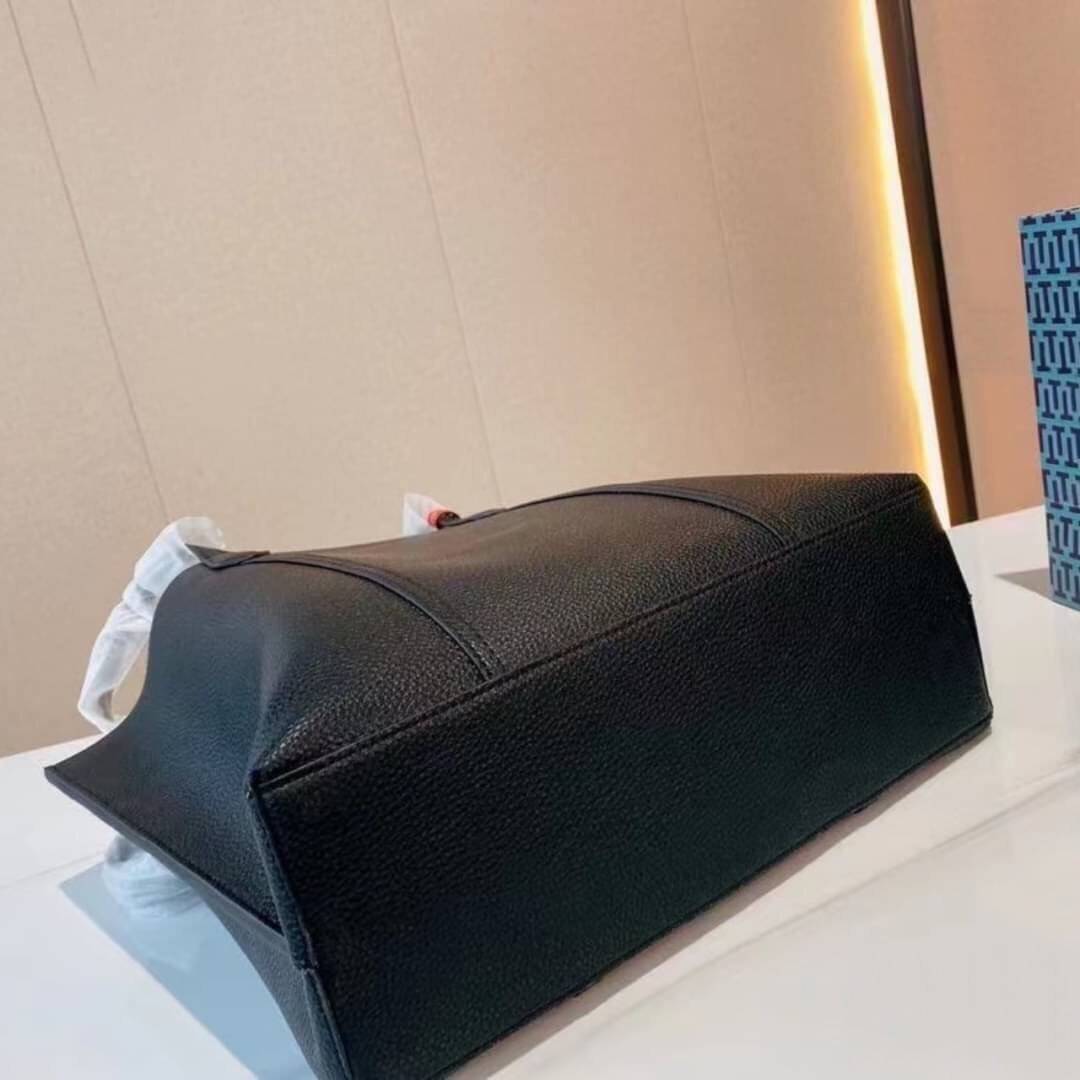 Tory Burch Perry Triple Compartment Tote Bag ออกแบบเพื่อเหมาะใช้งานได้ในชีวิตประจำวัน ใช้วัสดุผสมผสานช่วยให้กระเป๋าเป็นทรงสวยโดยยังคงคุณภาพนิ่ม สวยงามด้วยหนังวัวแท้ เรียบหรูและคลาสสิค สามารถใช้เป็น every day bag ภายในมีช่องแยกใช้งานอย่างชัดเจน ขนาดที่กำลั
