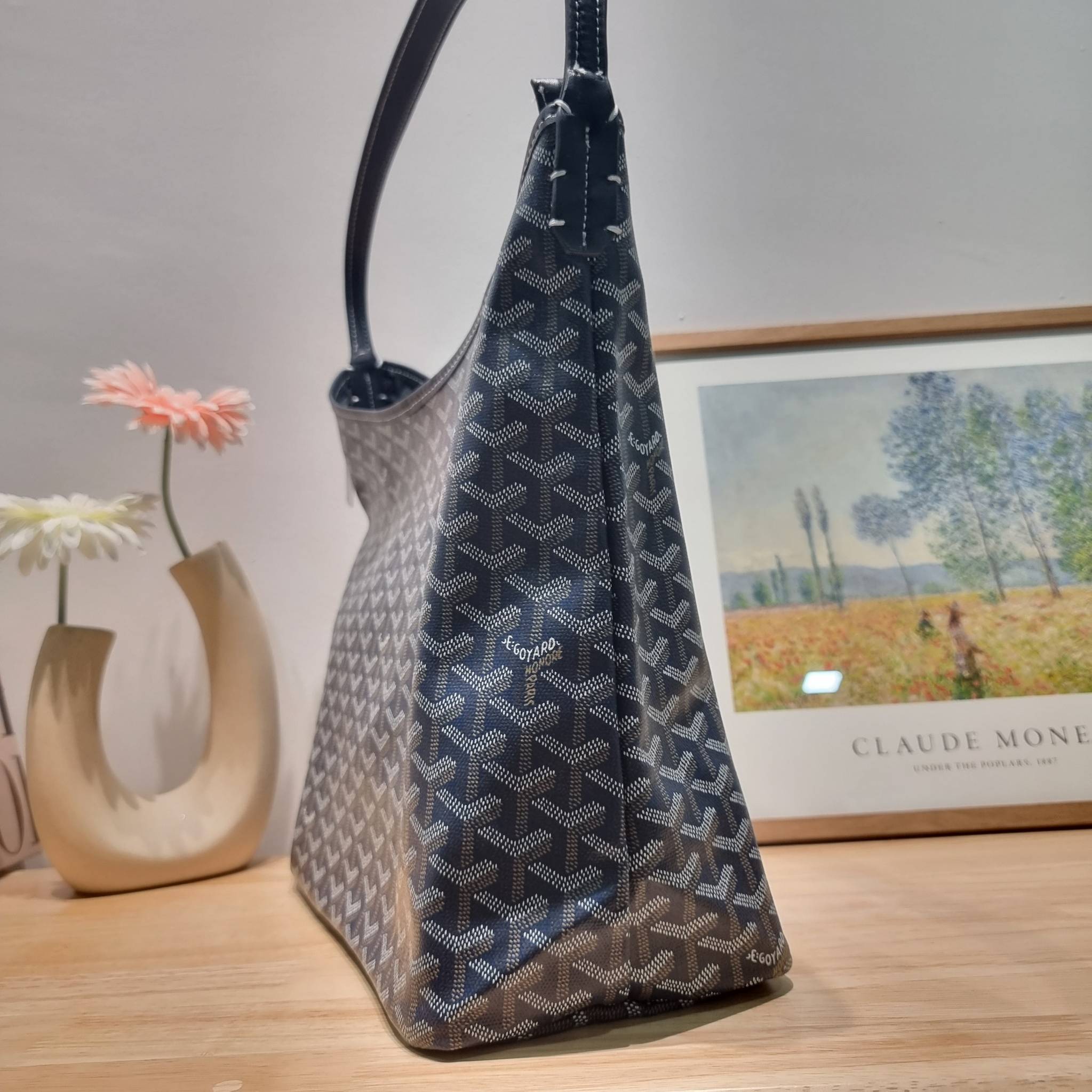 GOYARD BOHEME HOBO BAG / GOYARD HOBO กระเป๋าสะพายทรงโฮโบ ใบใหญ่จุใจ!! มาครบสีขายดี เลิศทุกสี รูปทรงคลาสสิค ดีไซน์เป็นเอกลักษณ์ วัสดุหนังแคนวาสพิมพ์ลายสวยคม ปากกระเป๋ามีซิปเปิด-ปิดกันของหล่นได้ ภายในโล่งกว้างมาก มาพร้อมสายคล้องในตัว ทนทาน สะพายสวยๆได้ทุกวั