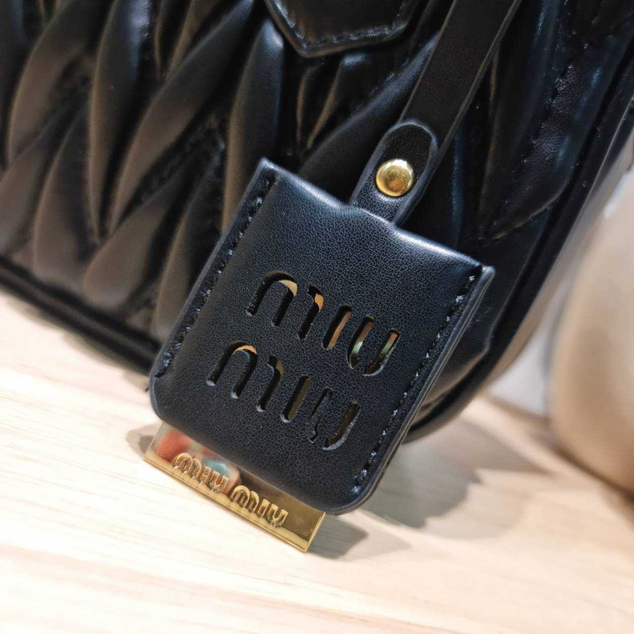 MIU MIU ARCADIE METELASSE MINI LEATHER BAG กระเป๋าถือ/สะพายสุดชิค ที่ไม่มีตอนนี้คือพลาด ดีไซน์เพิ่มดีเทล ด้วยการเดินด้ายเป็นเอกลักษณ์ สวยดูแพง