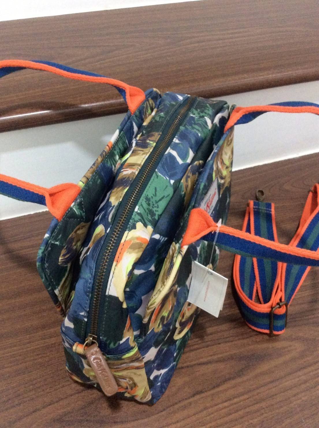 Cath Kidston Matt Oilcloth Busy Bag Handbag Crossbody Dimension: 34 x 22 x 12 cm / Strap 120 cm 2 way use, either use as a handbag or a cross body bag Waterproof matt oilcloth surface 2015AW Season's Oxford Rose Print in Deep Blue Colour