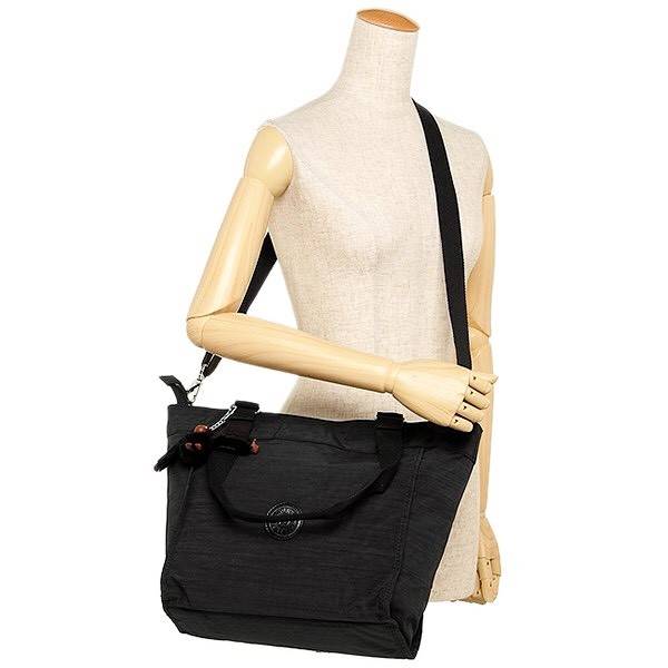 KIPLING SHOPPER BAG รุ่น Limited Rare items! สุดๆ วัสดุ Cotton+Polyester 100% ดีไซน์คลาสสิกมีลูกเล่นที่เทคเจอร์ตัวกระเป๋าสวยเป็นเอกลักษณ์เฉพาะของ Kipling หูหิ้วสะพายไหล่ได้ มือจับหูหิ้วเป็นหนังปั้มโลโก้ พวงกุญเเจลิงถอดเเยกใช้ได้ เปิดปิดด้วยซิป หัวซิปปั้มเ