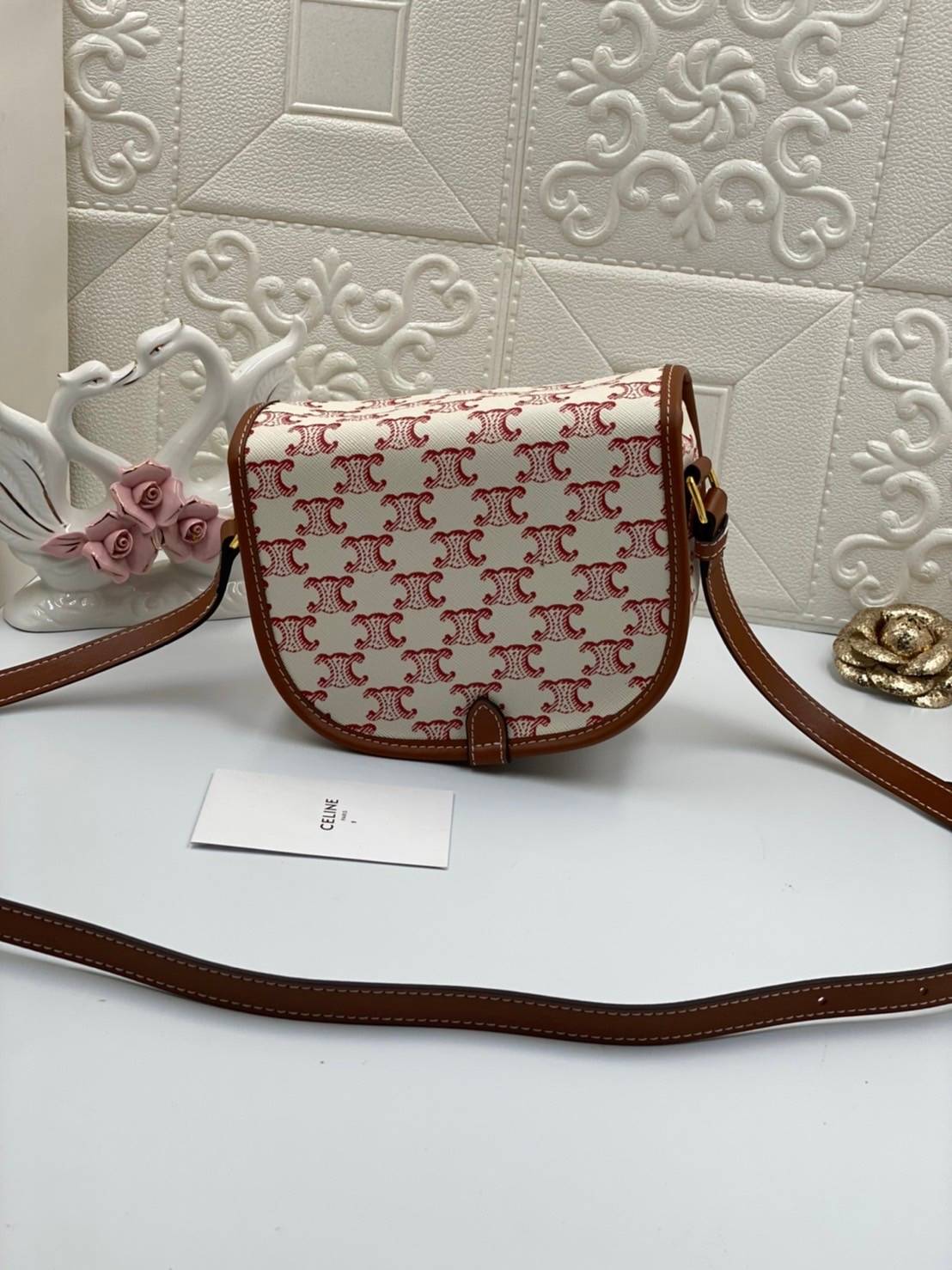 VIP GIFT 】หนังแท้ Celine Women Medium Folco Bag in Triomphe Canvas and Calfskin หากใครที่กำลังมองหากระเป๋าสะพายข้าง ขนาดกะทัดรัด และเรียบหรู ต้องใบนี้เลยค่ะ เป็นกระเป๋าเปิดปิดแบบแบบฝาผับที่มีรูปทรงโค้งและที่ล็อกรูปทรงคล้ายเข็มขัด อีกทั้งยังสะท้อนความสวยสไ