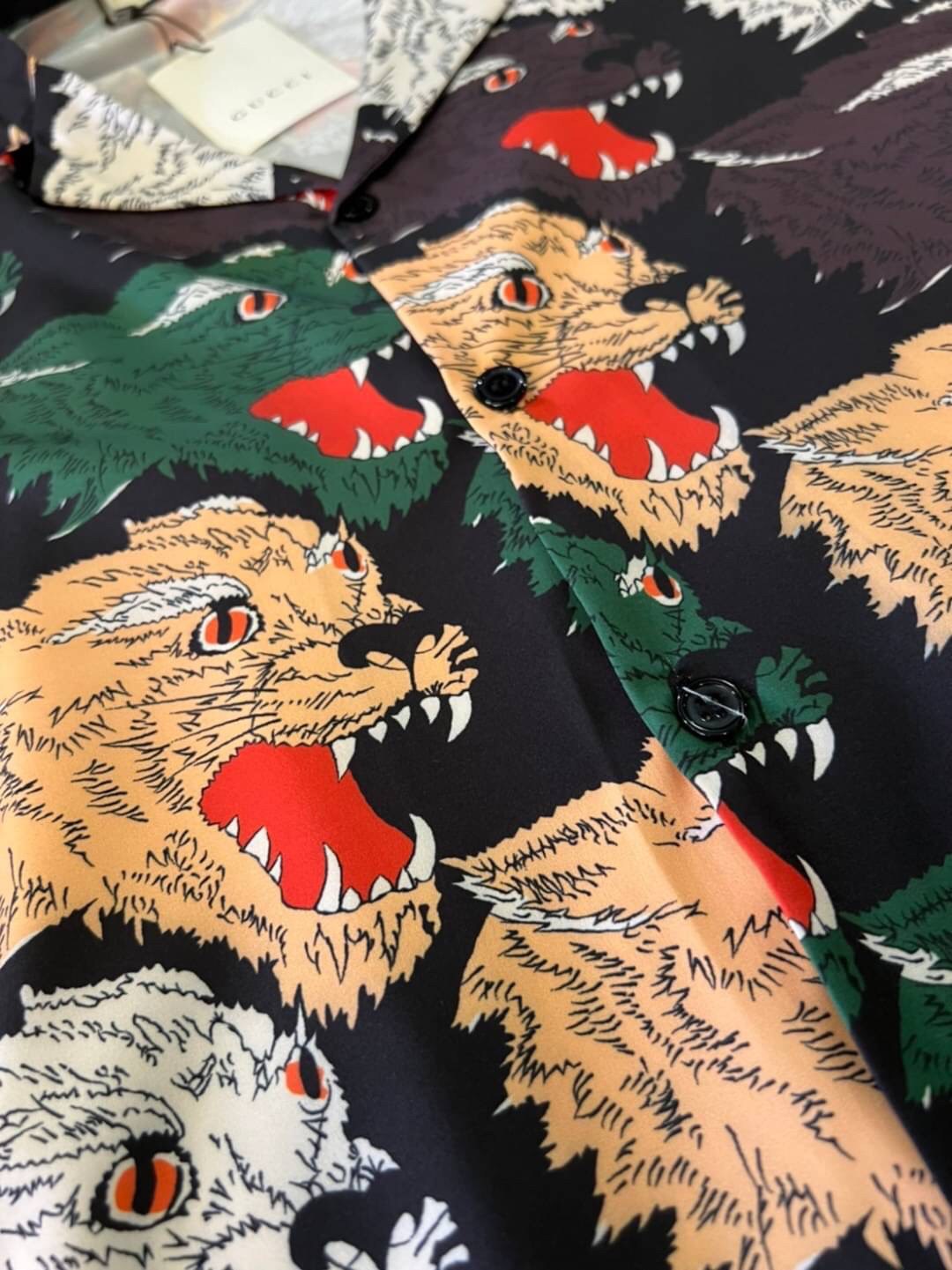 Gucci Panther Face Bowling Shirt in Green / Gucci Men's Shirts / Gucci Shirt งานเกรดออริจินอล พิมพ์ลายคมชัด มีป้ายแท็กที่คอเสื้อทุกตัว พร้อมส่งที่ไทย ภาพสินค้าถ่ายจากงานขายจริง ใช้งานต่างประเทศได้