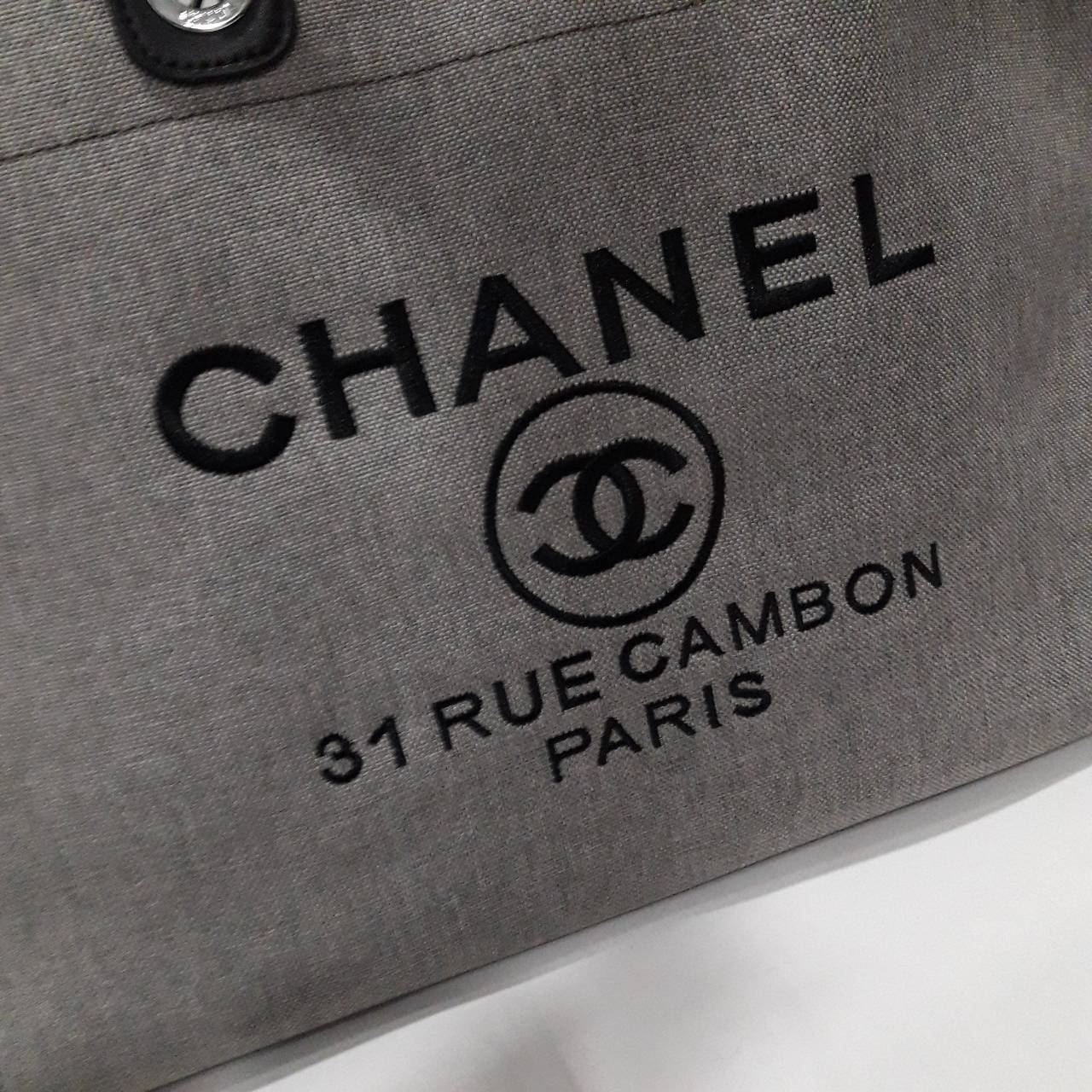 สีใหม่เข้าค้า ~~ รุ่นที่สาวๆรอคอย Chanel tote canvas bag จากงานพรีเมี่ยม VIP GIFT รุ่นดังเลยค้า Size ใหญ่อลัง บอกเลยว่า **งานดีที่สุด ตัวกระเป๋า กระเป๋าผ้าเป็นผ้า canvas เนื้อดีสมราคา สัมผัส นุ่มลื่นมือมากกกก อะไหล่เงินปั้มแบรนด์แท้ทั้งใบ ด้านหน้าปัก logo