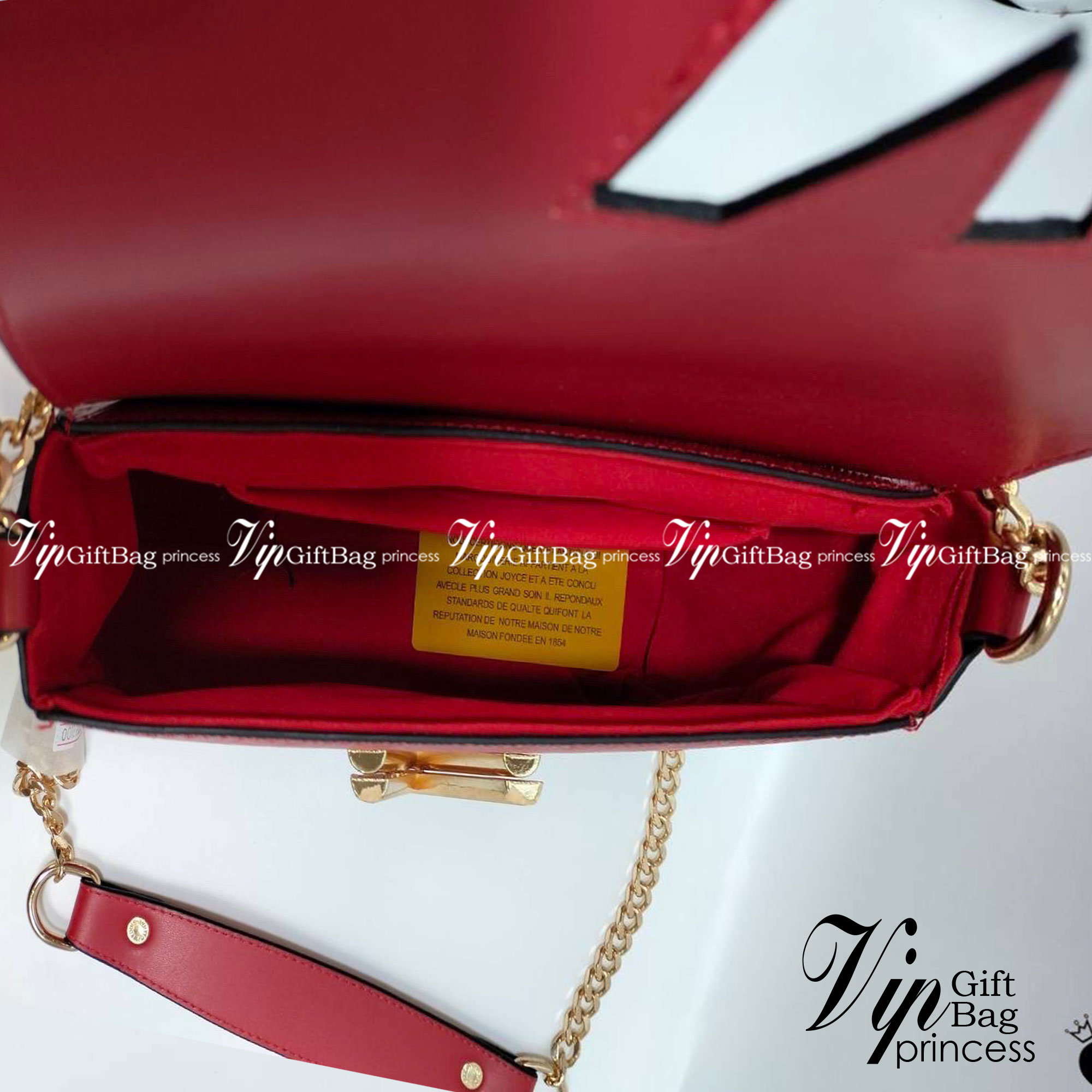 LV Twist MM Epi Leather Handbags หนัง Epi ลายเกรน ตัวล็อก LV Twist สีทองไอคอนิกช่วยเติมเต็มความสมบูรณ์แบบให้กับกระเป๋าได้อย่างลงตัว เหมาะสำหรับการใช้งานเป็น everyday bag หรือถือออกงานก็สวยเลยค่ะ