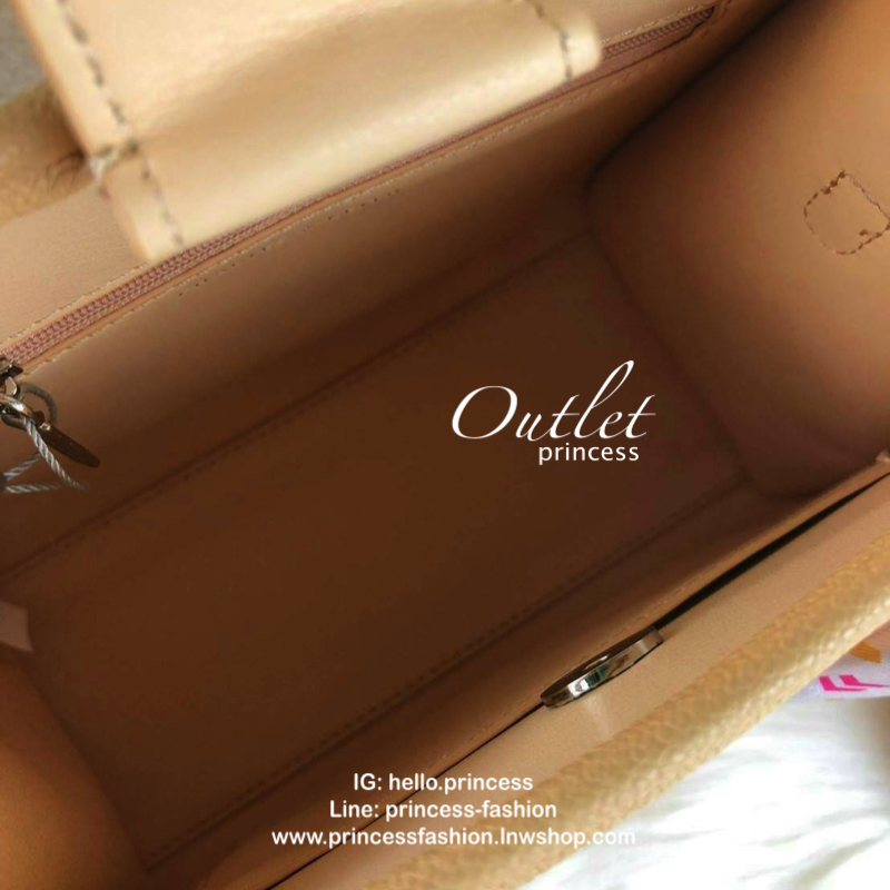 CHARLES & KEITH SATIN SCARF WRAPPED WOVEN BAG กระเป๋าถือ/สะพายอยู่ทรง มีผ้าพันหูกระเป๋าให้ 1 เส้น มีหมุดรองฐานทั้ง 4 มุม ที่ด้านหน้าทำ texture สวยงาม เปิดปิดด้วยกระดุมแม่เหล็ก ด้สนในมีช่องซิปเล็ก 1 ช่อง รุ่นนี้จุของได้เยอะ ใส่ iPad mini ได้สบายๆค่า สายสะพ