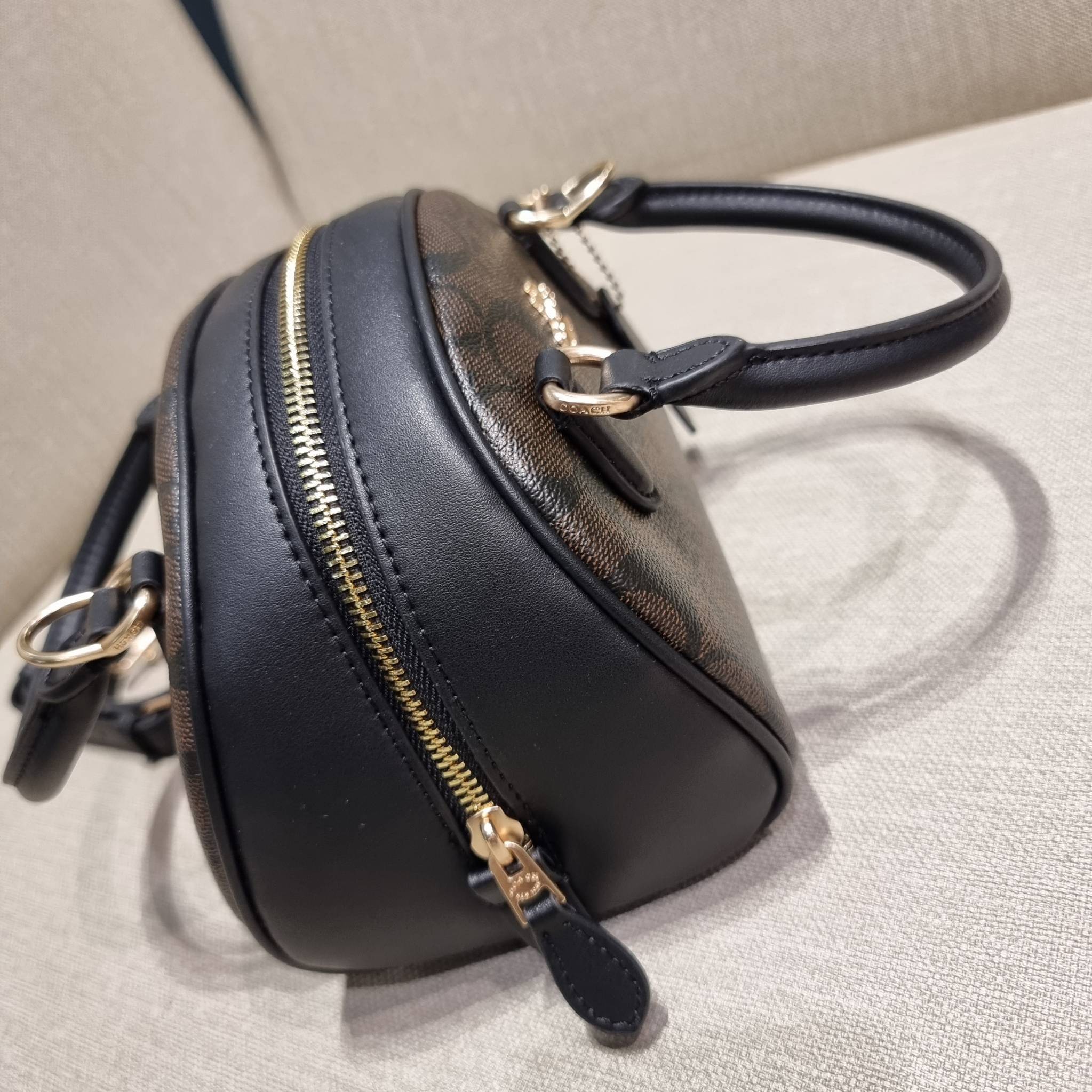 COACH SYDNEY SATCHEL BAG CA202 CA591 CB596 ใหม่ล่าสุด กับคอลที่สาวๆต้องหลงรัก กระเป๋าสะพายทรง satchel ที่มีรูปทรงดึงดูดสายตา สวยแรกเห็น วัสดุหนัง crossgrain พร้อมหูจับในตัว เปิด-ปิดด้วยซิป ภายในโล่งกว้าง ขนาดกำลังดี มีสายครอสให้ ปรับได้ตามชอบ ใบจริงลูกคุณ