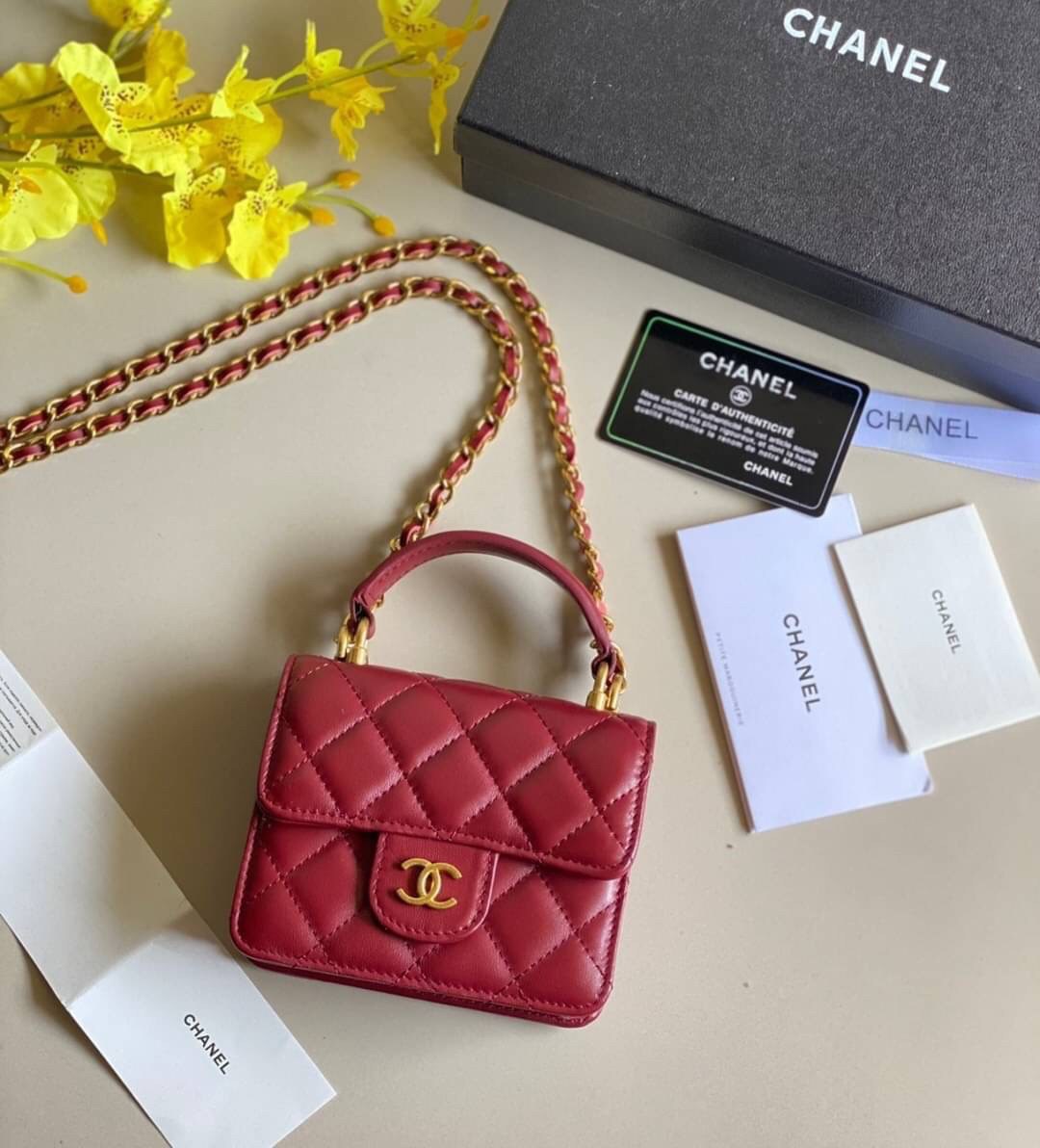 หนังแท้ VIP GIFT CHANEL MINI BLACK BAG รุ่นยอดนิยมไอเท็มฮิตวัสดุหนังแท้เรียบสวยคลาสสิคเปิดปิดด้วยฝาปิดกระดุมด้านหน้ามีโลโก้แบรนด์อะไหล่ทองสวยหรูดูดีมากกกก มาพร้อมสายโซ่ทองร้อยหนังจะสะพายไหล่ หรือ Crossbody ก็ดูดี ภายในโล่งกว้าง ตัวจริงสวยน่าใช้ Chanel min