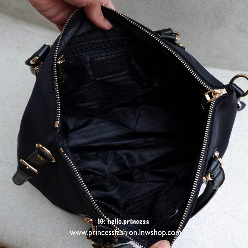 งานพรีเมี่ยมกิ้ฟ รุ่น Limited edition ค่า กระเป๋าเอนกประสงค์ จากแบรนด์ PRADA เป็น กระเป๋าผ้าไนล่อน ตามแบบฉบับของแบรนด์เลย หลงรักเลยคะ สะพายไหล่ได้ ถือก็สวยๆ มีสายยาวค่ะ ใช้แล้วสวยมากๆคุ้มเกินราคารับประกันค่ะ Must have !!