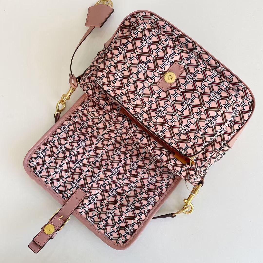 ของแท้ 💯% Tory Burch Piper Printed Crossbody 74656 กระเป๋าถือ สะพายข้างหรือ Crossbody ได้ ด้านในโล่งมี1ช่องซิป และ1ช่องใส่ของจุกจิก ซับในผ้าสวยหรู มีช่องซิปใส่ของด้านนอก