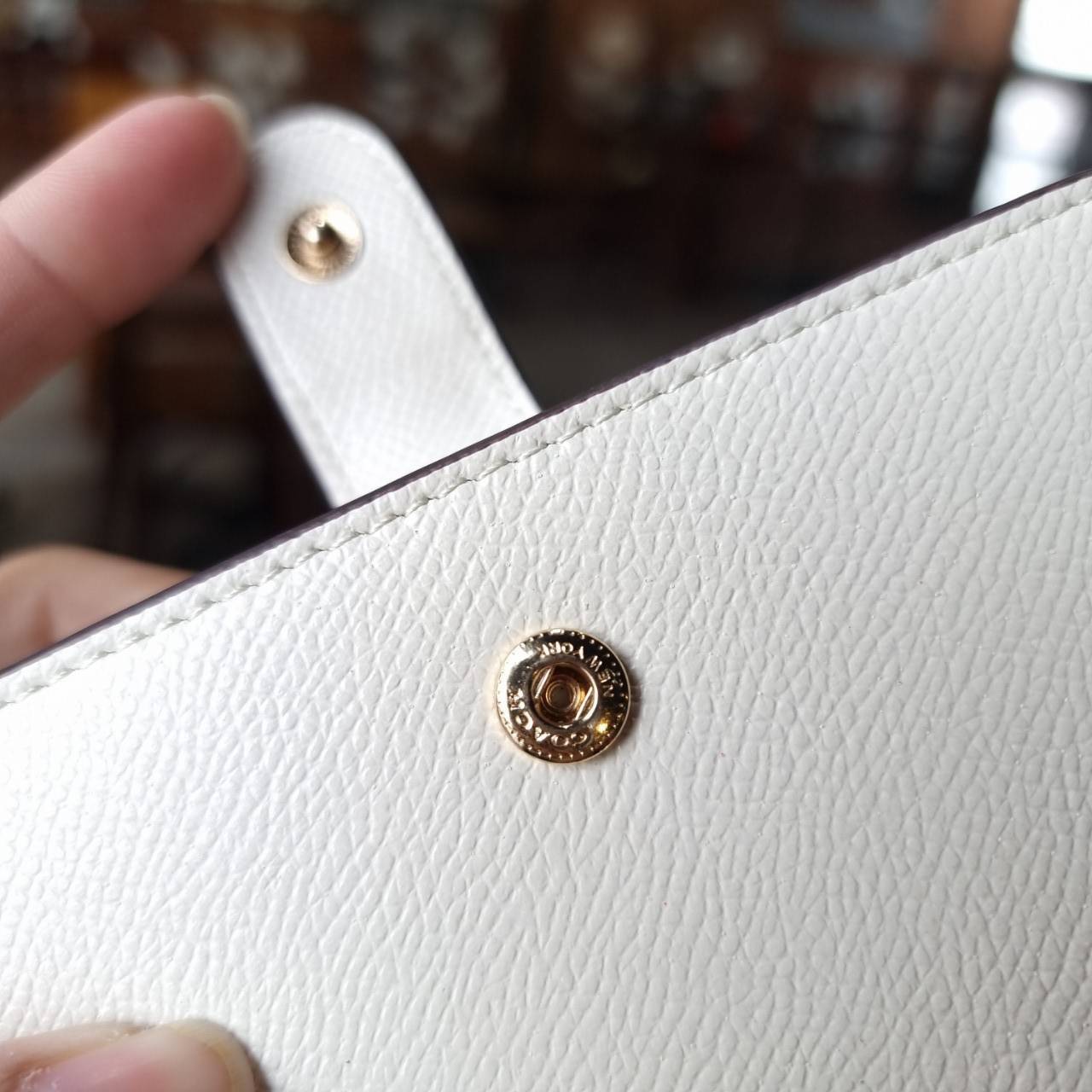 ของแท้ 💯% COACH F11484 MEDIUM CORNER ZIP WALLET มาแล้วจ้า!! รุ่นที่สาวๆตามหา 💃 กระเป๋าสตางค์ใบกลาง สีคลาสสิค เรียบแต่แฝงความหรู ด้วยวัสดุหนัง crossgrain ที่ดูแลรักษาง่าย