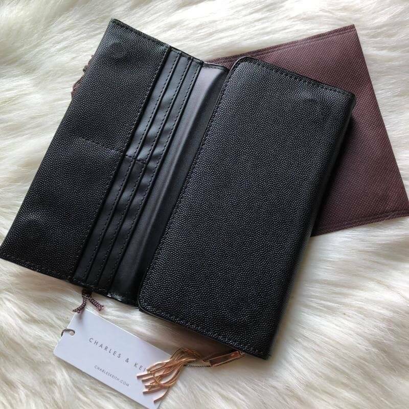 CHARLES & KEITH LONG WALLET กระเป๋าสตางค์ใบยาวแบบ 2 พับ หนังคาเวียร์ อะไหล่สีทอง และพู่สวยหรูมากค่ะด้านหน้าปั้มโลโก้แบรนด์ เปิดปิดด้วยฝาปิด ภายในมี1ช่องซิปแชะช่องเก็บบัตรหลายช่องใช้งานใส่ช่องใส่ธนบัตร แยกเป็นสัดส่วน ใบนี้สุดคุ้มเลยค่า