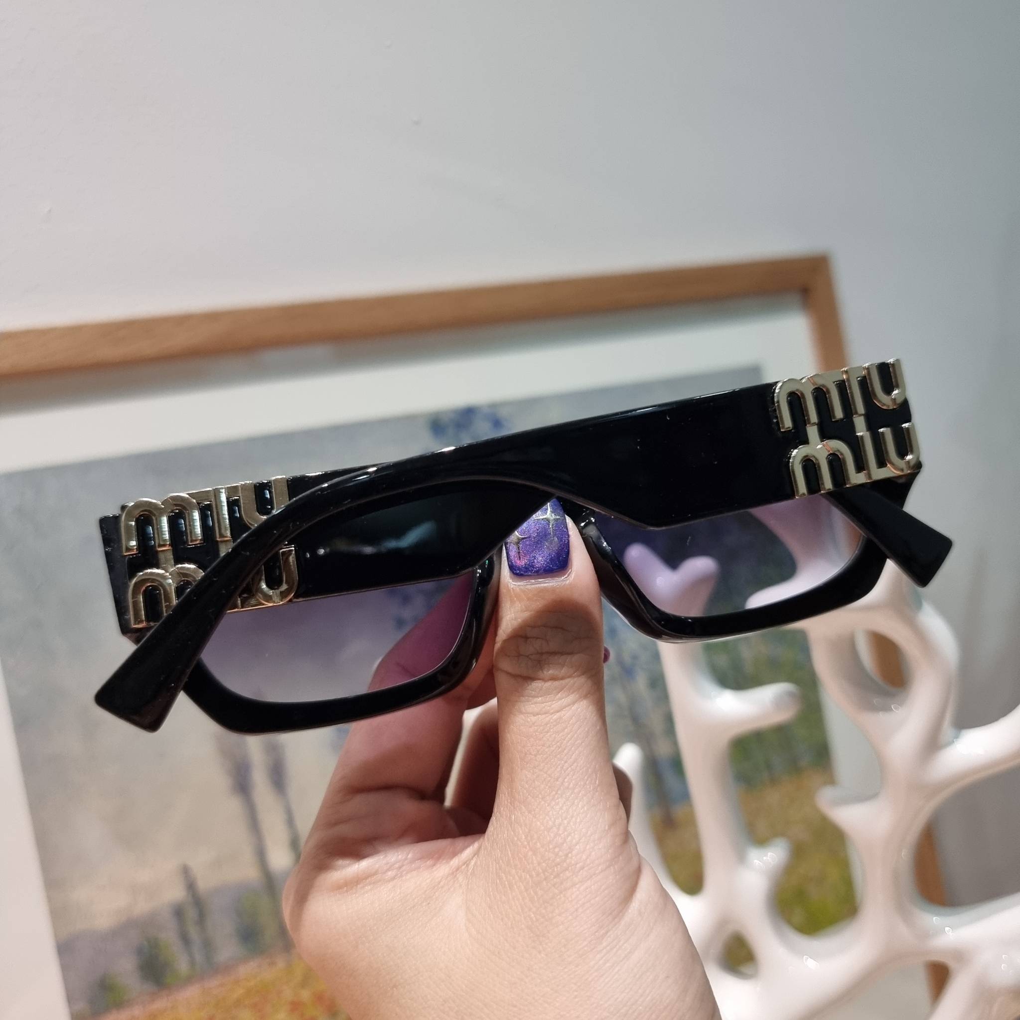 MIU MIU Sunglasses UV protection มาพร้อมอุปกรณ์ครบเซ็ท สวยปัง สวยตะโกน มีพกติดตัวไว้ไม่ตกเทรนด์ ใส่เสริมโหงวเฮ้ง ดูผู้ดี ใช้ได้ทุกโอกาส ทุกสถานการณ์ ใส่ที่บ้านถนอมสายตา ใส่ออกข้างนอกกันแดด กันลม กันฝุ่นก็มั่น ก็เลิศทั้งหมด