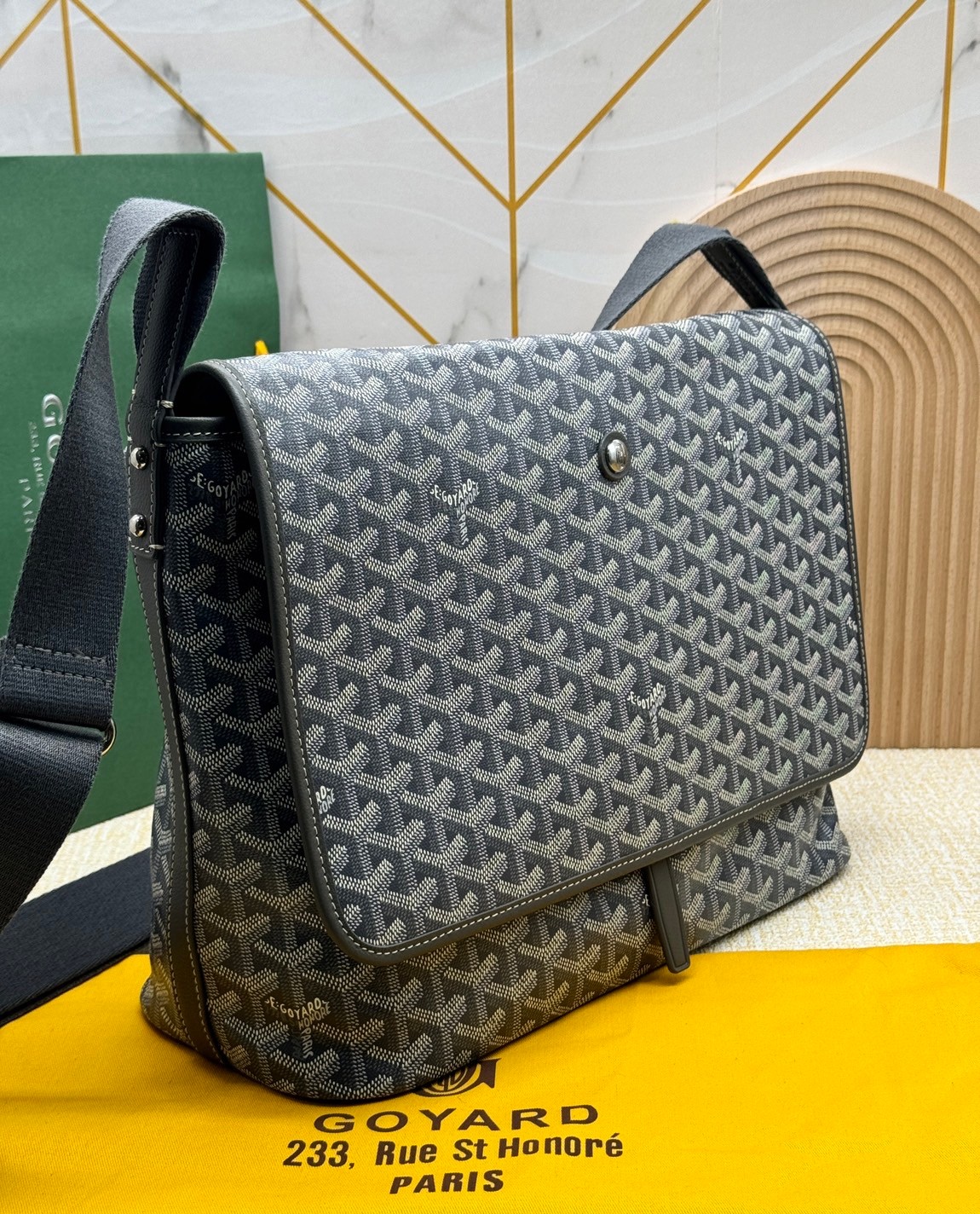 GOYARD Capetien MM Messenger Bag กระเป๋าแมสเซ็นเจอร์ใบใหญ่ ที่สุดของความหรู ตอบโจทย์การใช้งานจุของได้เยอะ เอกสาร แทปเล็ต พร้อมสายสะพาย ใช้งานง่าย ใบจริงสวยงามตามรูปค่ะ