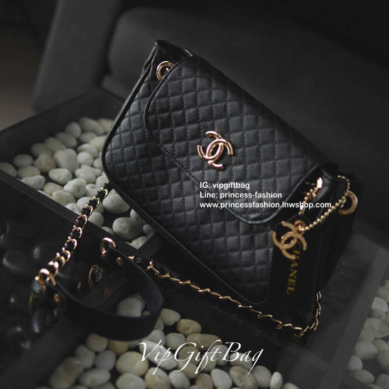 มาตามคำเรียกร้อง กับ CHANEL CROSSBODY BAGงานสวยหรูจาก CHANEL VIP GIFT (NOT FOR SALE) ตังกระเป๋าลายคาเวียร์เต็มใบสุดหรู เปิดปิดด้วยกระดุมแม่เหล็ก ด้านในมีช่องใส่ของช่องใหญ่ ช่องซิปและช่องเล็กใส่บัตร มาพร้อมสายสะพายแบบโซ่ทองสลับหนัง ตัวสะพายไหล่เป็นที่รองแบ