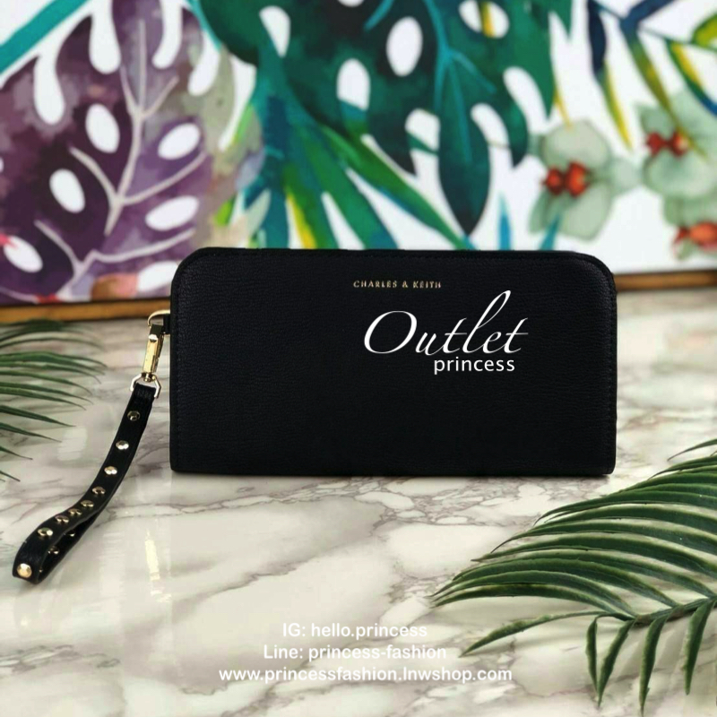 CHARLES & KEITH CLASSIC ZIP AROUND WALLET กระเป๋าเงินใบยาวซิปรอบ มีสายคล้องมีสีเข้ากระเป๋า 1 เส้น ใช้งานง่ายมากๆ คล้องมือก็เก๋ ด้านหน้าปั๊มโลโก้แบรนด์ เปิดปิดด้วยซิปรอบ ที่สายคล้องมือแต่งหมุดสีสวยเด่น ถอดสายได้ จุบัตรได้ 12 ใบ มีช่องซิปใส่เหรียญและช่องใส่