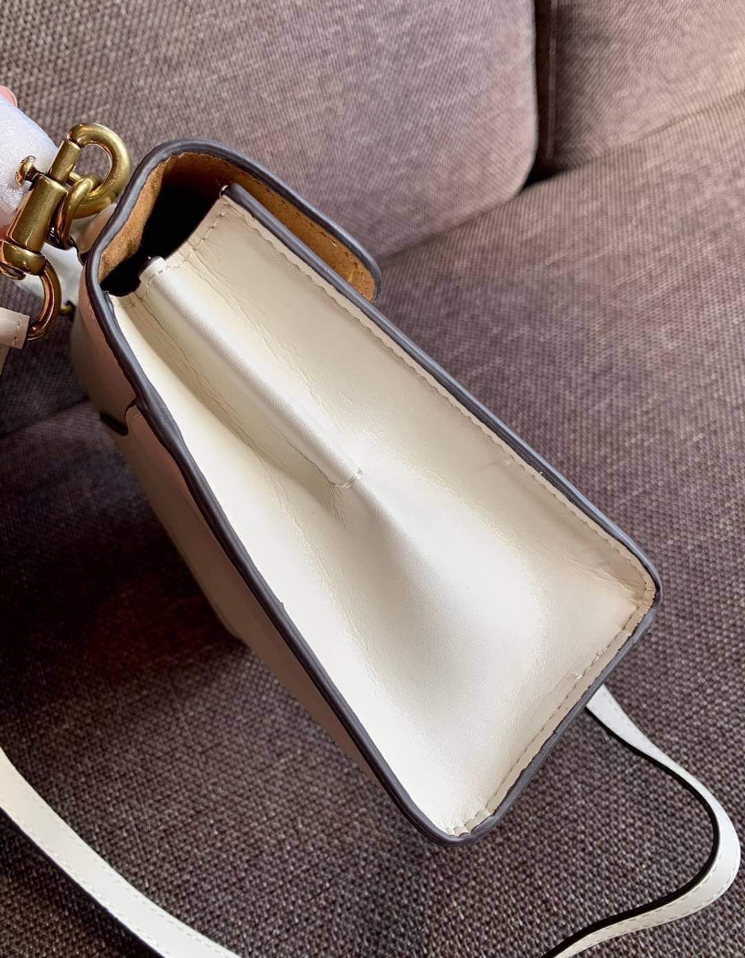 COACH TABBY TOP HANDLE 20 พร้อมส่งที่ไทยค่ะ! กระเป๋าหิ้ว//สะพายข้างได้ หนังแท้อย่างดี กหนึ่งใบทำหนังสองลายได้อย่างสวยงาม พร้อมโลโก้รุ่นใหม่ล่าสุดดูดีมากๆค่ะ เปิดปิดกระเป๋าแบบกดล็อค ภายในมีช่องหลักสองช่อง ใส่มือถือได้ทุกรุ่น;กระเป๋าเงินใบกลางได้;ของจำเป็นจ