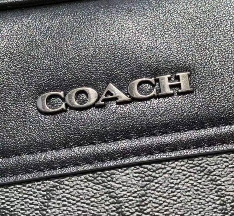 COACH GRAHAM CROSSBODY IN SIGNATURE CANVAS (COACH C4149) กระเป๋าครอสบอดี้รุ่นยอดฮิตสำหรับหนุ่มๆ ที่สาวๆก็ใช้ได้!! รูปทรงดีไซน์คลาสสิค ใช้งานสะดวก วัสดุหนังแคนวาสเคลือบลาย เปิด-ปิดด้วยซิป ภายในเป็นช่องโล่ง ใส่ของสำคัญได้ครบ สายสะพายปรับได้ตามตัว มีมาให้ช้อ