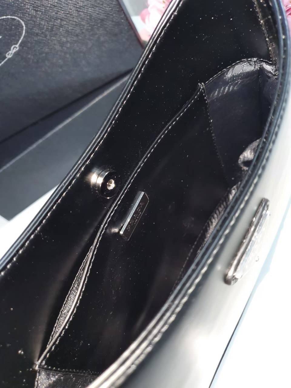 Prada Cleo brushed leather shoulder bag กระเป๋าทรงสวยยอดฮิต กับแบรนด์ PRADA งานพรีเมียมกิ้ฟท์จากแบรนด์ ทรงสะพายไหล่สวยหรูอยู่ทรง PRADA CLEO หนังเรียบดำเงาหรูสุดคลาสสิต เปิดปิดด้วยกระดุมอะไหล่เงินทั้งใบ ด้านในใส่กระเป๋าสตางค์ยาว มือถือ ของจุกจิกได้เยอะ มีป