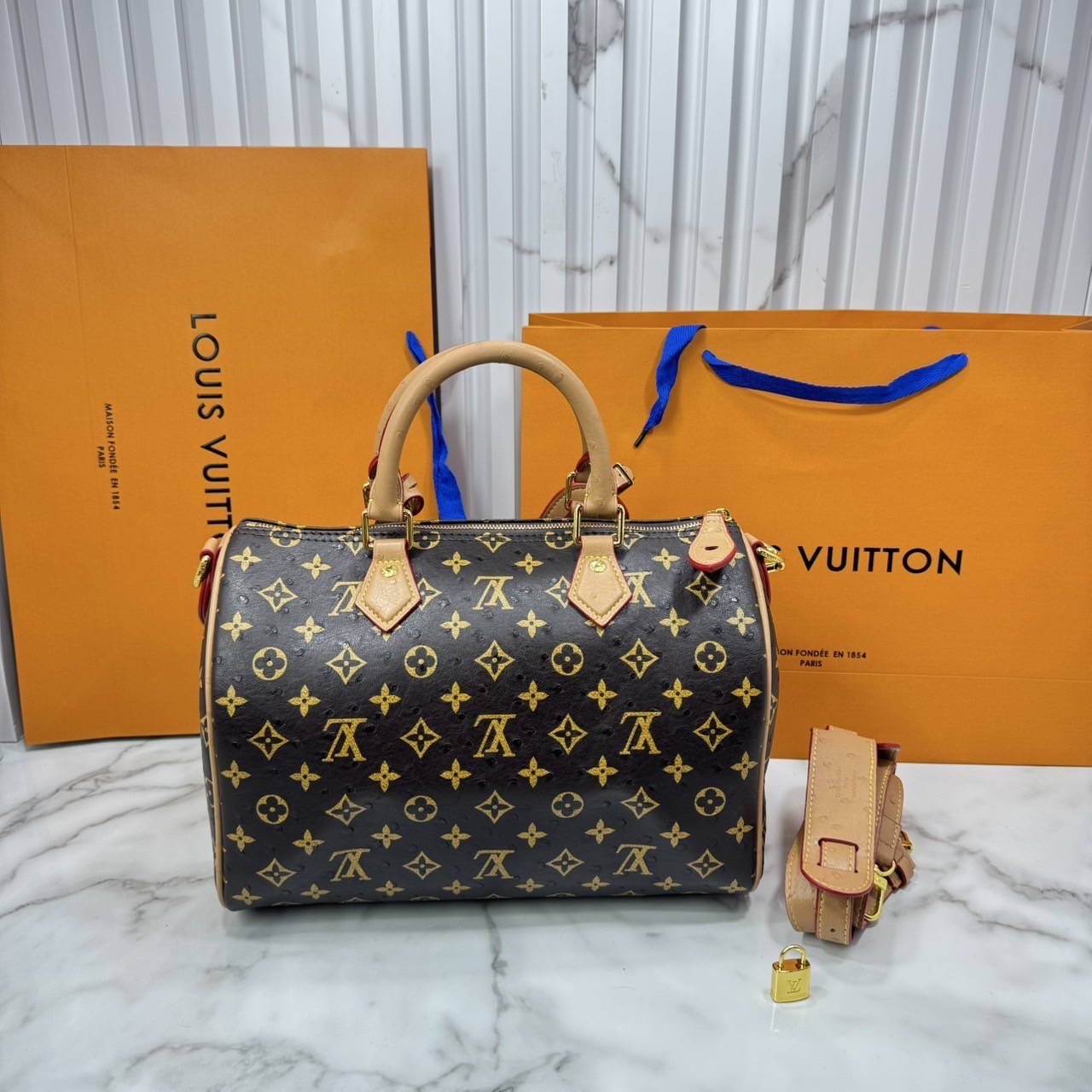 ORI หนังแท้ | LV Speedy P9 Bandoulière 30 Bag กระเป๋าสะพายทรงหมอนสปีดี้ใบใหญ่ คอลใหม่ล่าสุดหรูหราโดดเด่น แต่งลายนูนเพิ่มเท็กเจอร์เต็มใบ รูปทรงใช้งานง่ายสวยตลอดกาล