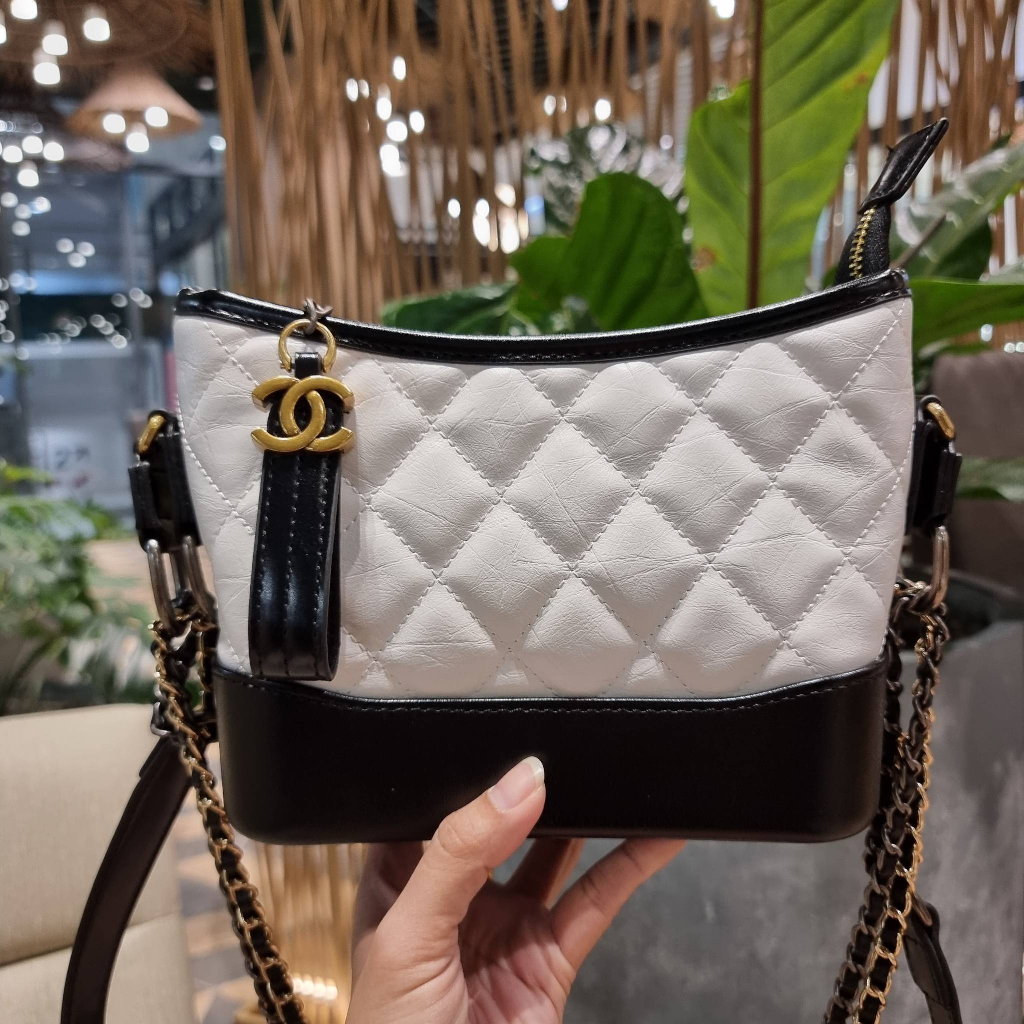 9" CHANEL SHOULDER BAG / CHANEL GABRIELLE HOBO BAG ไซส์คลาสสิค กระเป๋าสะพายข้าง/ไหล่ หนังแท้ นิ่ม หรู มาพร้อมพวงกุญแจสัญลักษณ์แบรนด์ อะไหล่พร้อมโซ่สะพายสีทองสลับสีเงินรมดำ สามารถสะพาย crossbody หรือสะพายไหล่ได้หมด สะพายแล้วขับผิวมากๆ เปิด-ปิดกระเป๋าด