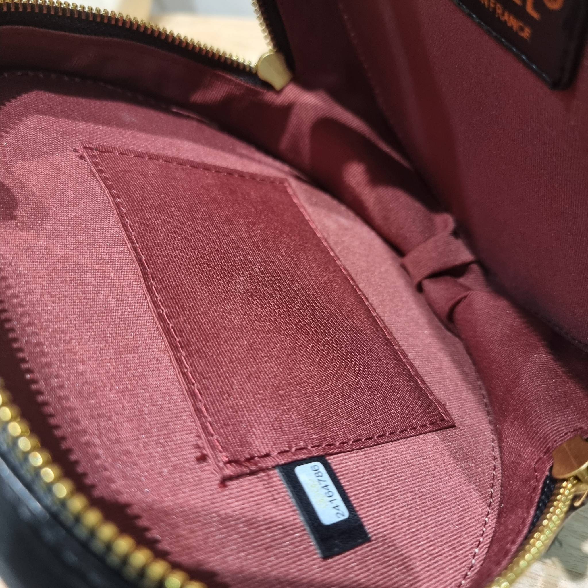 CHANEL Heart Bag Lambskin & Gold-Tone Meta สวยมาก มงลงมาก!! กระเป๋าสะพายสุดคิ้วท์ ที่ดีไซน์รูปทรงหัวใจไม่ซ้ำใคร น่ารักทุกสี น่าใช้ไปเลยแม่!! วัสดุหนังแกะฟอกสี เปิด-ปิดด้วยซิป ด้านหน้ามีช่องเก็บของจุกจิก ภายในเป็นช่องโล่ง ใส่มือถือ ใส่กระเป๋าสตางค์สั้นได้ 