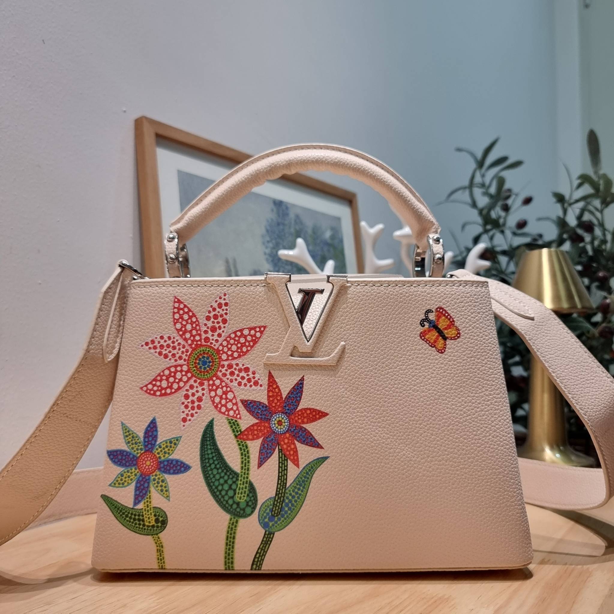 LV x YK Capucines BB / LV Bag พร้อมส่ง กระเป๋าถือสุดหรู ดีไซน์ทรงคลาสสิค ดีงามม้ากกกก!! มาพร้อมหูจับในตัว ด้วยรูปทรงวินเทจ งานปั้มสวยเป๊ะปังตามรูป