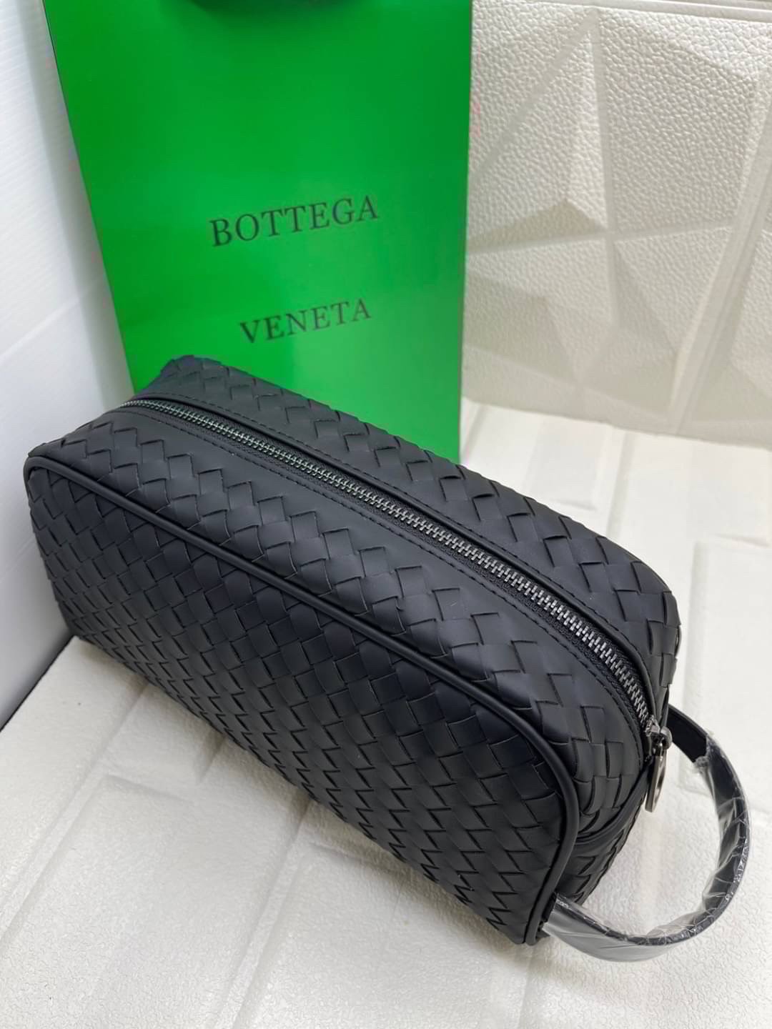 1Zip Bottega Veneta Intrecciato Travel Pouch กระเป๋าทรงพอชพร้อมหูจับในตัว รุ่นยอดนิยม สวยหรูคลาสสิค ดีไซน์หนังสานตารางโดดเด่นเป็นเอกลักษณ์ที่คงความเรียบหรูดูแพงไว้อย่างลงตัว กิมมิคที่ใครๆก็อยากเป็นเจ้าของ ที่มีทั้งความหรูหราและสปอร์ตในตัว