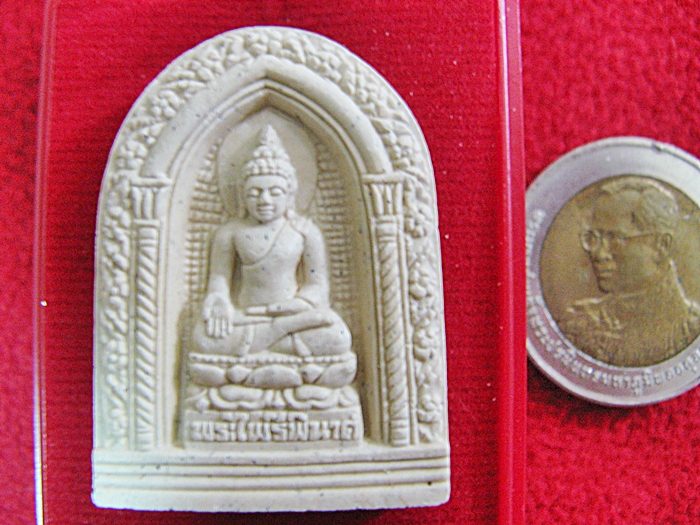 พระไพรีพินาศซุ้มโค้งแบบใหญ่เนื้อผง วัดบวรนิเวศวิหาร พ.ศ.๒๕๕๕ พร้อมกล่องเดิมค่ะ