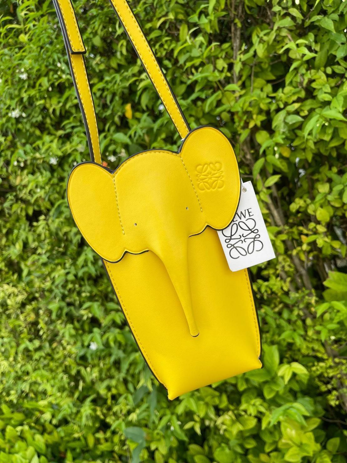 Loewe Leather Elephant Phone Holder แบรนด์หรูจากประเทศสเปนอย่าง โลเอเว่ (LOEWE) หลายๆคนคงนึกถึงกระเป๋ารูปทรงช้างขนาดเล็ก ที่เป็นเหมือนหนึ่งในซิกเนเจอร์ของแบรนด์ มีทั้งแบบสะพายข้าง แบบถือ รวมไปถึงในแบบเครื่องหนังชิ้นเล็กอย่างกระเป๋าใส่มือถือรุ่นนี้ ผลิตจาก