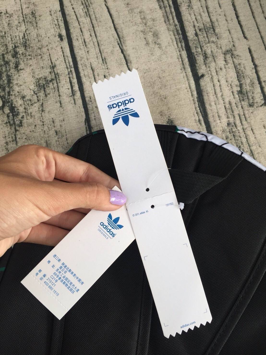 ADIDAS WOMEN ORIGINALS CROCHITA CLASSIC BACKPACK กระเป๋าเป้ แบบใหม่ล่าสุด พิมพ์ลายคลาสสิค ใช้เป็นกระเป๋านักเรียน หรือเป้กีฬาได้ ช่องใส่ของใหญ่แยกช่องสำหรับใส่หนังสือ และมีช่องหน้าใส่ของจุกจิก รูปแบบสวยทันสมัย ใช้ได้ทั้งชาย-หญิง วัสดุคุณภาพดี กันน้ำได้