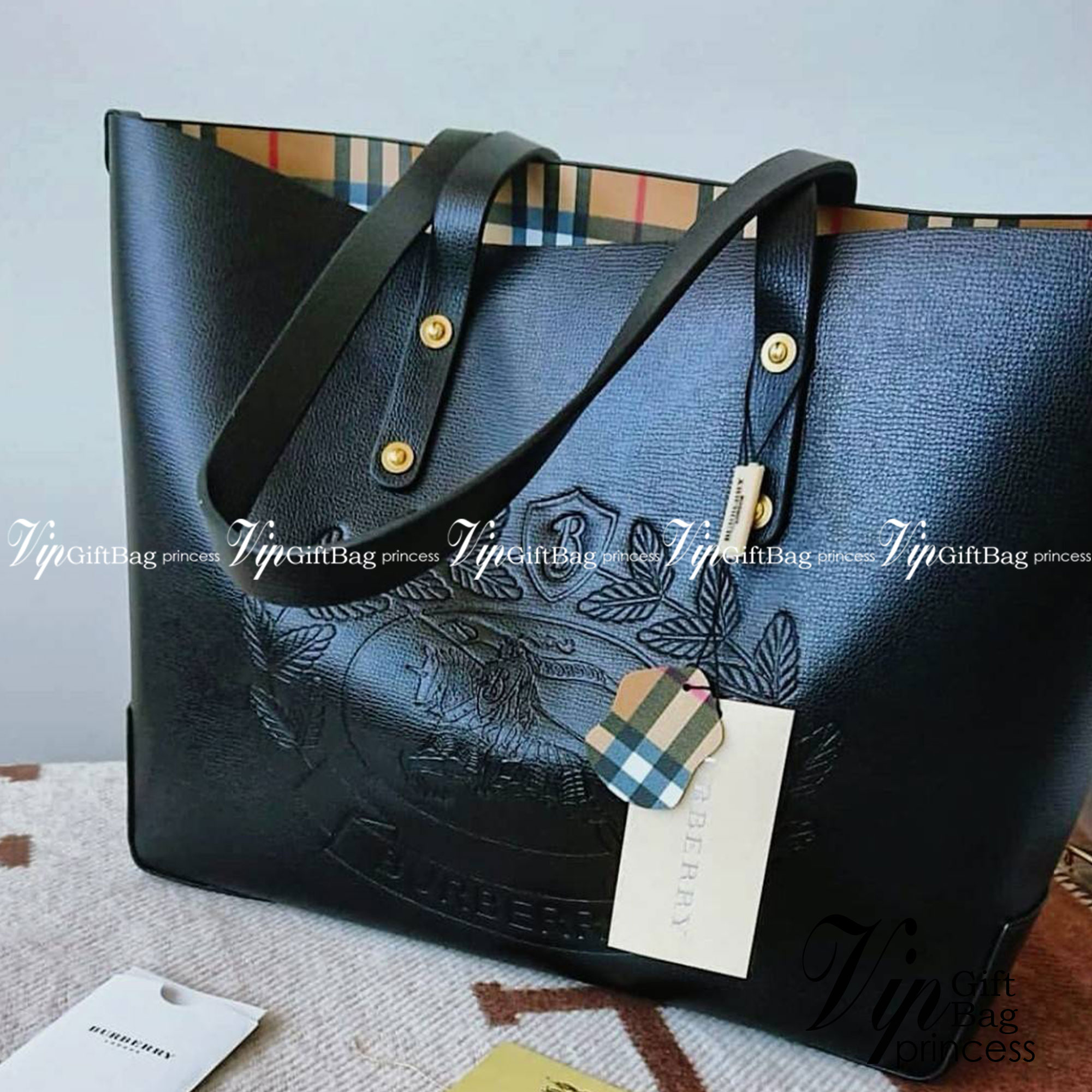 VIP 🥂 BURBERRY FRAGRANCES TOTE BAG VIP รุ่นแนะนำ ดีไซน์สวยโดดเด่นหนังสีดำขึ้นเทคเจอร์ด้านหน้ามีโลโล้แบรนด์ ภายในลายวินเทจสุดคลาสสิค โล่งกว้างมีช่องซิปเล็กและโลโก้ด้านใน สามารถใส่เอกสาร A4 Notebook ipad สัมภาระได้เยอะจุใจ หูหิ้วหนังจับถนัดมือสะพายไ