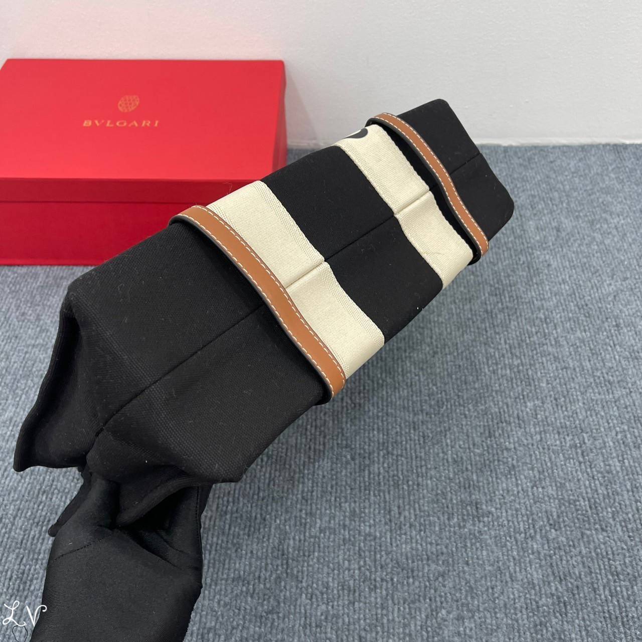 CHLOE Woody tote bag [small size] กระเป๋าทรงโท้ท จุของได้เยอะมาก แบรนด์ดังจากสัญชาติฝรั่งเศส เป็นที่ชื่นชอบของเซเลบริตี โคลเอ้รุ่นนี้เป็นสไตล์วินเทจ เรียบหรูและดูดี