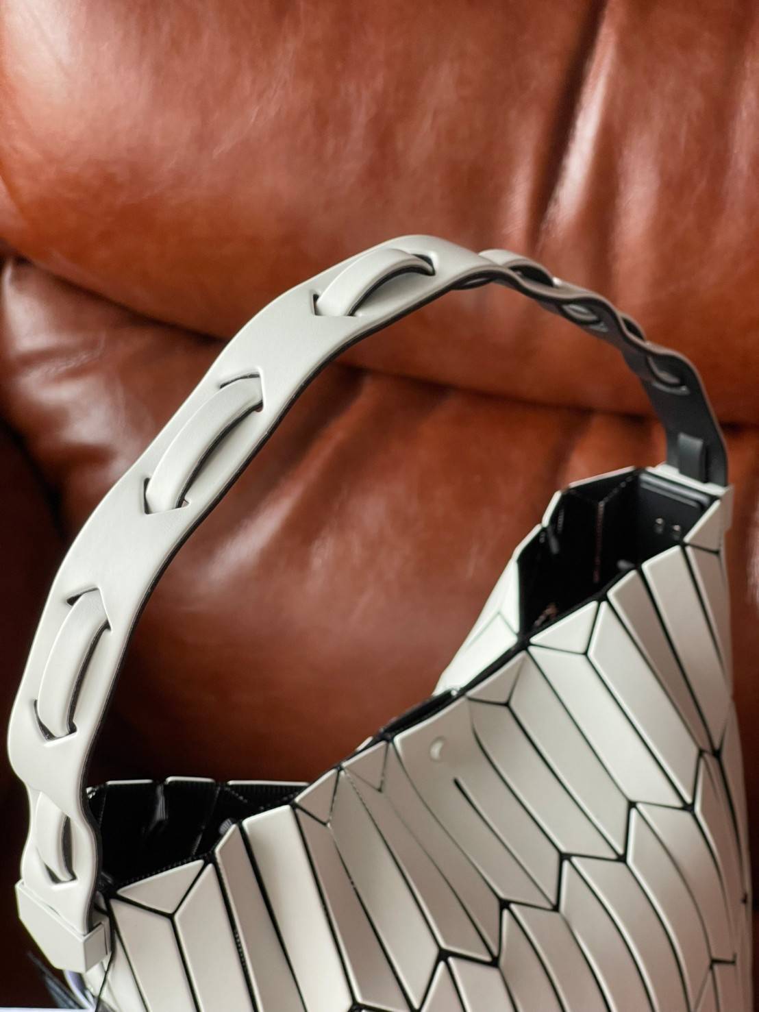 Large : Baobao Issey Miyake Large Bucket กระเป๋าบัคเก็ตขนาดใหญ่สามารถใช้ใส่ร่มพับได้หรือขวดน้ำขนาดเล็กได้ ซีรีย์ใหม่นี้มีจุดเด่นที่แผ่นรูปทรงสี่เหลี่ยมด้านขนานในแนวตั้ง เกิดเป็นรูปทรงสามมิติซึ่งแตกต่างไปจากรูปทรงที่เกิดขึ้นจากแผ่นสามเหลี่ยม หูหิ้วสามารถขย