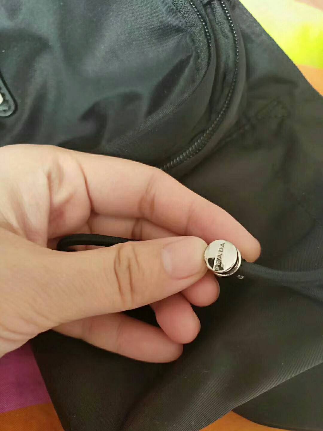 New Arrival Prada คาดอก รุ่นใหม่กำลังมาแรง ไม่ซ้ำใครแน่นอนคะ วัสดุทำจากผ้าNylon กันน้ำได้คะ มีช่องแบ่งเป็น3ส่วนคะ ช่องใหญ่และช่องกลางเปิดปิดด้วยซิปคะ และช่องเล็กเปิดปิดด้วยตัวล็อคสายยางยืดคะ ช่องเล็กสามารถใส่ Power bank ได้คะ ขนาดกำลังดี ใส่ของได้เยอะคะ โ