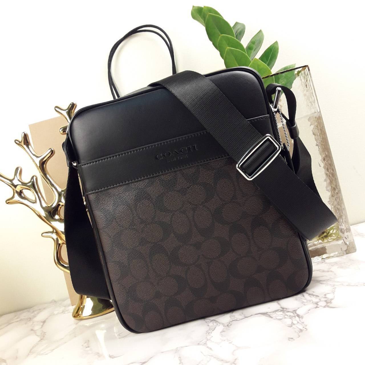 อมตะ ฆ่าไม่ตายจริงๆ กับรุ่นนี้!!😎//>>COACH CHARLES FLIGHT BAG(F54788)🍁สะพายข้าง ทรงสวย เป็นอีกรุ่น ที่ฮิตตลอดกาลไปเรียบร้อยแล้ว//วัสดุหนังแคนวาส สลับหนังแท้อย่างดี // ใช้ได้ทั้งชายและหญิง Unisexสุดๆ ใช้งานง่าย ทรงกล่อง จะสะพายเที่ยว 