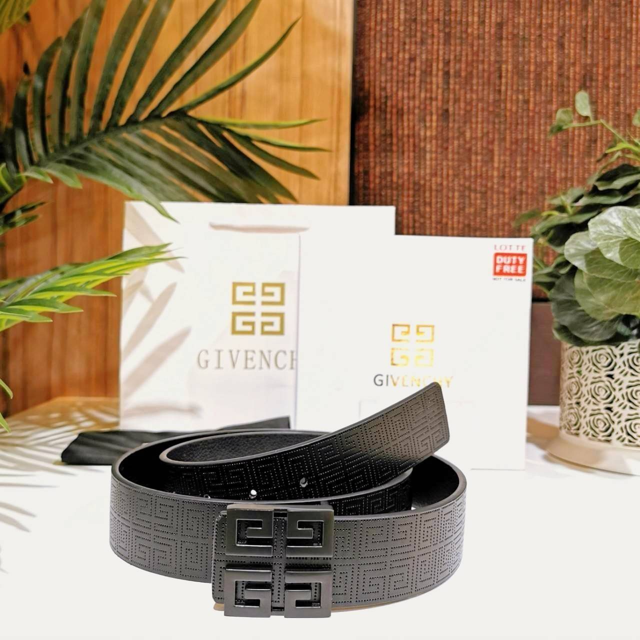 Givenchy Logo Leather Belt VIP Gift With Purchase (GWP) พรีเมี่ยมกิ๊ฟ Limited Edition จาก GIVENCHY PARFUME DUTYFREE วัสดุ Calfskin สีดำปั๊มลายแบรนด์สวยหรูดูดี หัวเข็มขัดโลโก้แบรนด์ 3D สายปรับระดับได้ ดีไซน์คลาสสิคเข้ากับทุกลุ๊คไม่มีเอ้าท์ ใช้ได้ทั้งชายและ