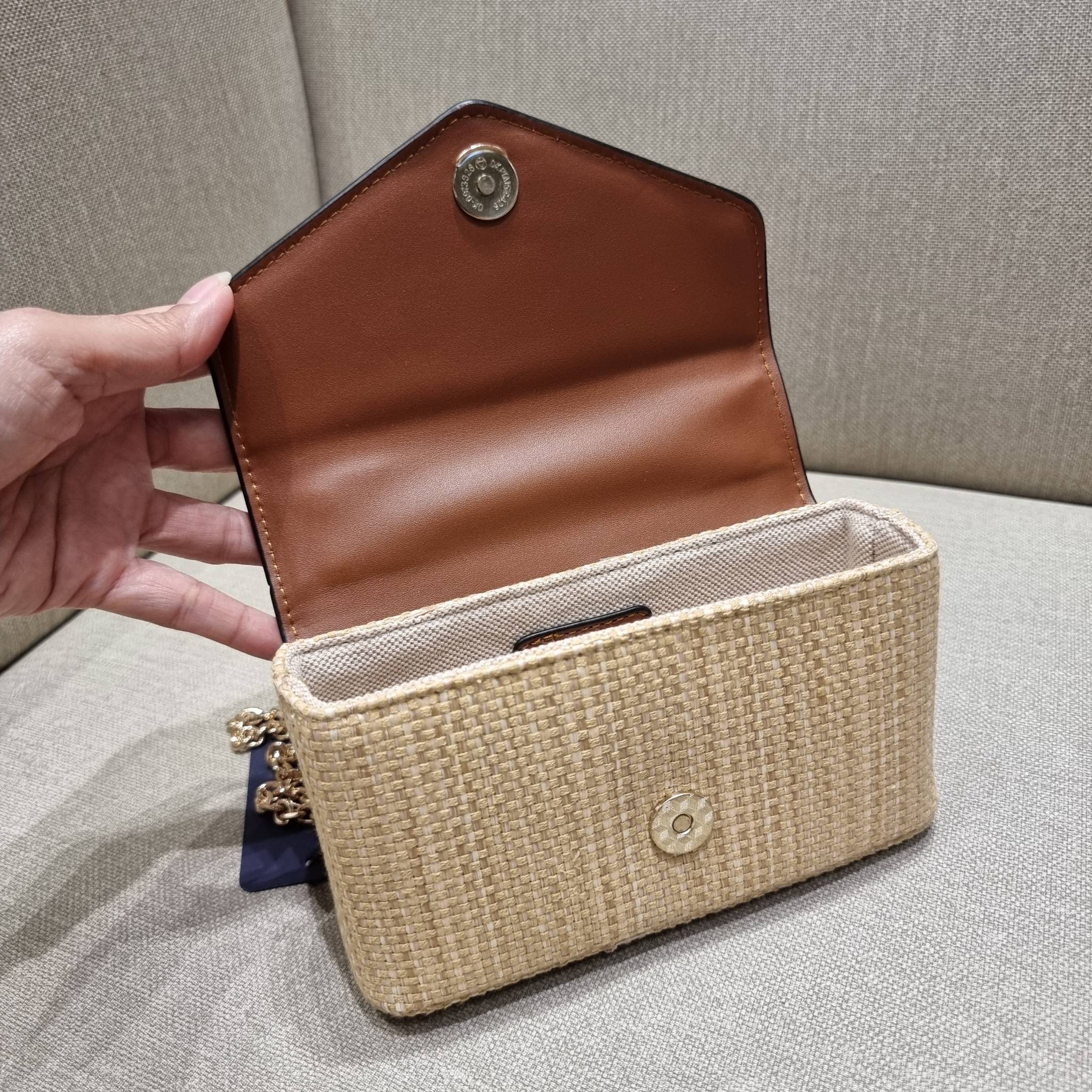 VIP 🥂 PRADA RAFFIA AND LEATHER SHOULDER BAG ลายสานกำลังฮิต! ปังไม่ไหว! ด้วยดีไซน์ล้ำทันสมัย ตกแต่งหนังแท้ผสานกับวัสดุจากธรรมชาติ ออกมาเป็นลายสานที่สวยหรู กับกระเป๋าสะพาย ไซส์กำลังน่ารัก ใส่โทรศัพท์ได้ พกพาง่าย เปิด-ปิดด้วยกระดุมแม่เหล็ก ภายในเป็นช