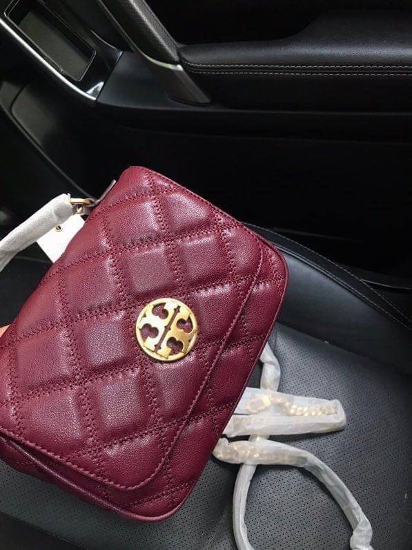 Tory Burch Willa Mini Top Handle Bag พร้อมส่งที่ไทย ใบจริงคือสวยสุดดไปเลยค่าา! กระเป๋าสะพายข้างหรือหิ้วก็เก๋ไปอีกเลยค่ะ! หนังแท้อย่างดี ลายนวมนิ่มมือดีมากค่ะ ด้านหน้ามีอะไหล่โลโก้แบรนด์ เปิดปิดกระเป๋าแบบกระดุมแม่เหล็ก ภายในสามารถใส่กระเป๋าเงินใบกลางได้;มื
