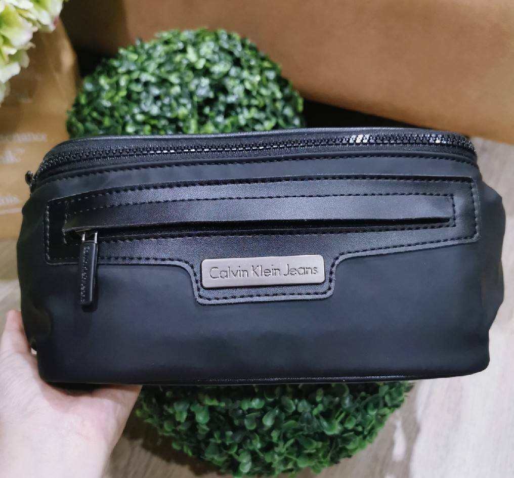 CALVIN KLEIN" JEANS NYLON WAIST BAG กระเป๋าสะพายคาดเอวหรือคาดอกอกรุ่นใหม่ล่าสุดดีไซน์สุดฮิต Limited Edition จาก Calvin Klein Factory วัสดุ Nylon+Polyester 100% คุณภาพดีดูเเลรักษาง่าย กันน้ำ เปิดปิดด้วยซิปสะดวกใช้ หัวซิปแบรนด์ด้านหน้ามีโลโก้และช่องซิป