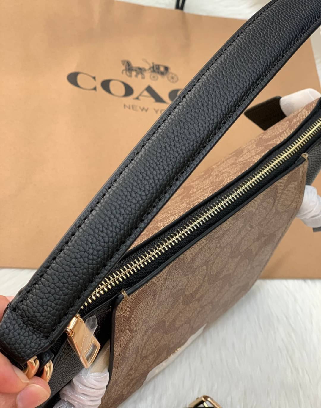 COACH SMALL MARLON SHOULDER BAG ((1600//1597)) 🌈พร้อมส่งที่ไทยอีกครั้ง ตามคำเรียกร้อง ห้ามพลาด! กระเป๋าหิ้ว//คล้องไหล่//สะพายข้างได้ หนังแท้ ทรงสวยมากค่ะ ด้านหน้ามีช่องซิปซ่อนแบบหนังห้อยให้2ช่อง ใส่ของจุกจิกค่ะ เปิดปิดกระเป๋าแบบซิป ภายในกว้างใส่ขอ