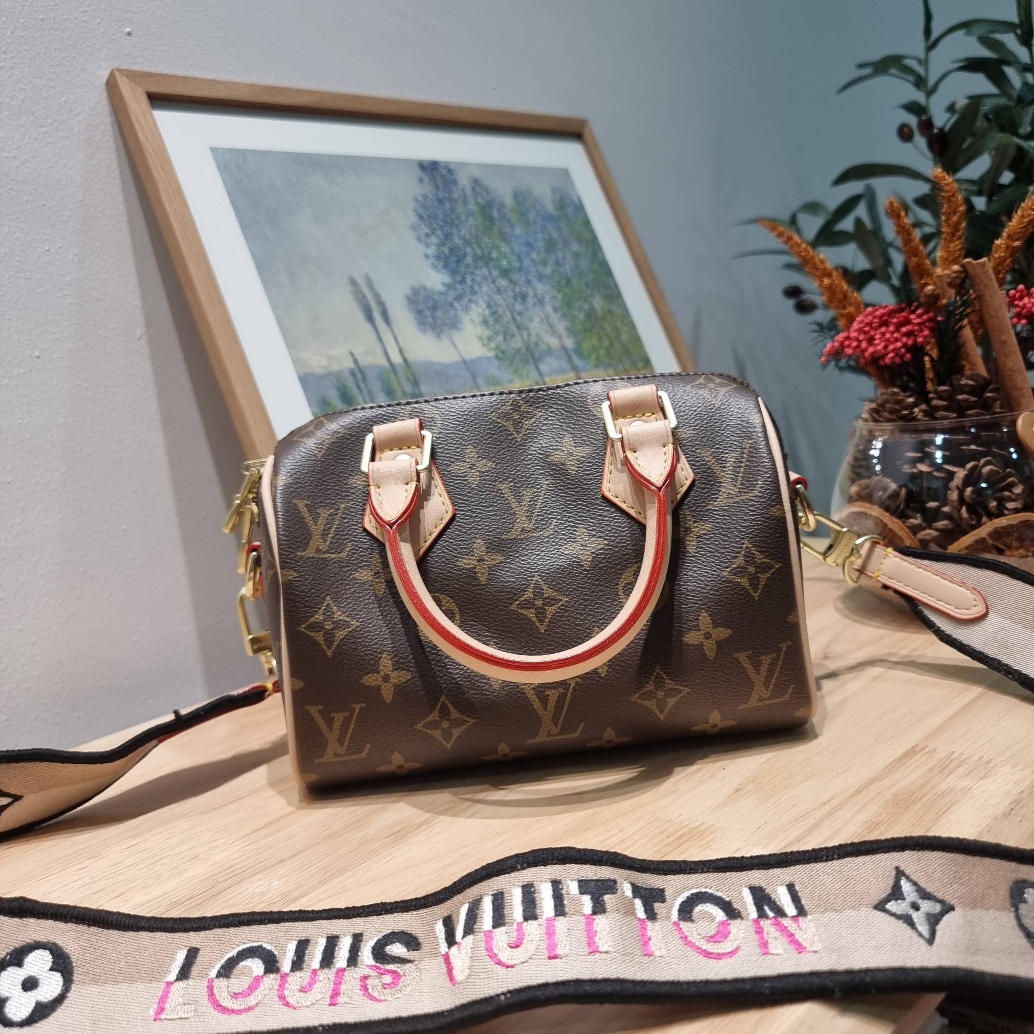 Set 3 ใบ LV Speedy Bandoulière 20 New in!! กับ box set ชวนสะสม ที่จับเอารุ่นยอดฮิต มามิกซ์รวมกับไอเท็มสุดคุ้มของมันต้องมี!! จัดเรียงให้อยู่ในกล่องสุดหรู ไม่ว่าจะตัวกระเป๋า กระเป๋าสตางค์ กระเป๋าจิ๋ว ใบไหนๆก็นำมาใช้งานได้จริง คุ้มค่ามากๆ แถมฟรี! ริบบิ้นลายล