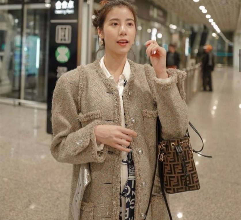 Ori Fendi MonTresor mini Bucket Bag 12cm กระเป๋าถือหรือสะพายข้าง วัสดุหนังแท้ทรงขนมจีบ ลายแบรนด์ อะไหล่ทองหรูหรา จุของได้เยอะ ตั้งอยู่ทรง ด้านในโล่ง มี2สาย สายสั้น+ยาว ถอดสายได้ Crossbody ได้ สายยาวปรับระดับได้ คุ้มสุดๆ ใบนี้ไม่ควรพลาดค่ะ ดาราเซเลปใช้กันเ